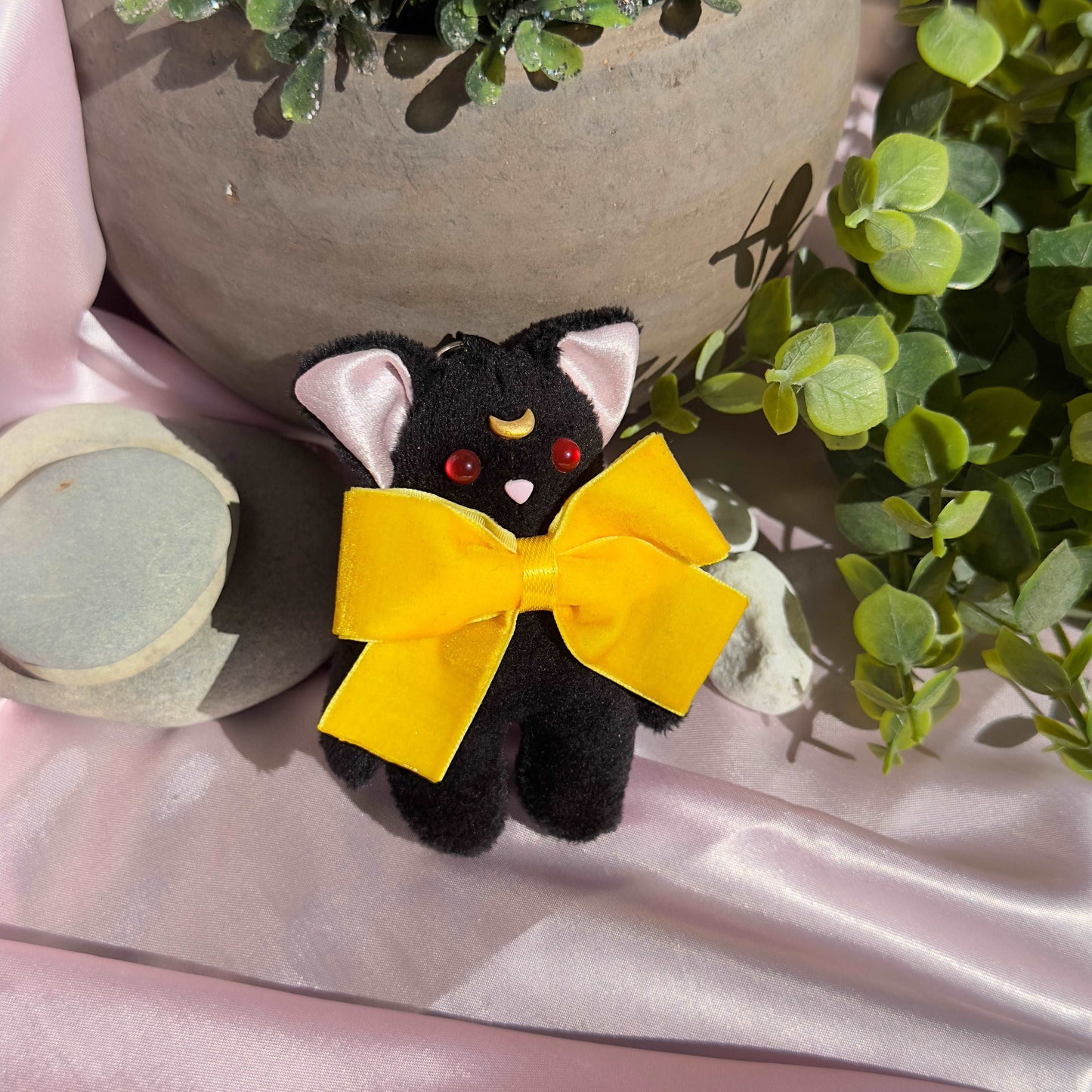 Porte-clé peluche Luna Sailor Moon chat noir avec lune sur le front et nœud jaune