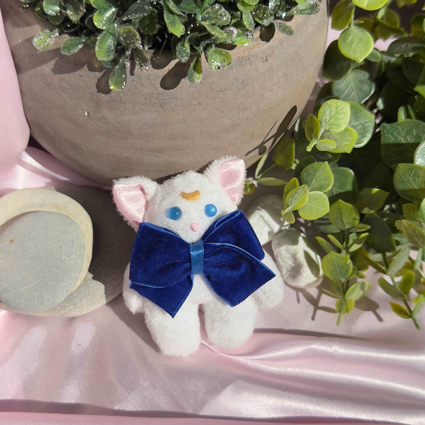 Porte-clé peluche Artemis Sailor Moon chat blanc avec lune sur le front et nœud bleu