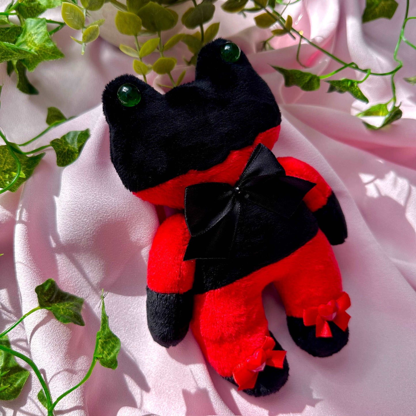 Peluche Duke Sugar Sugar Rune grenouille rayée rouge et noire avec nœud noir