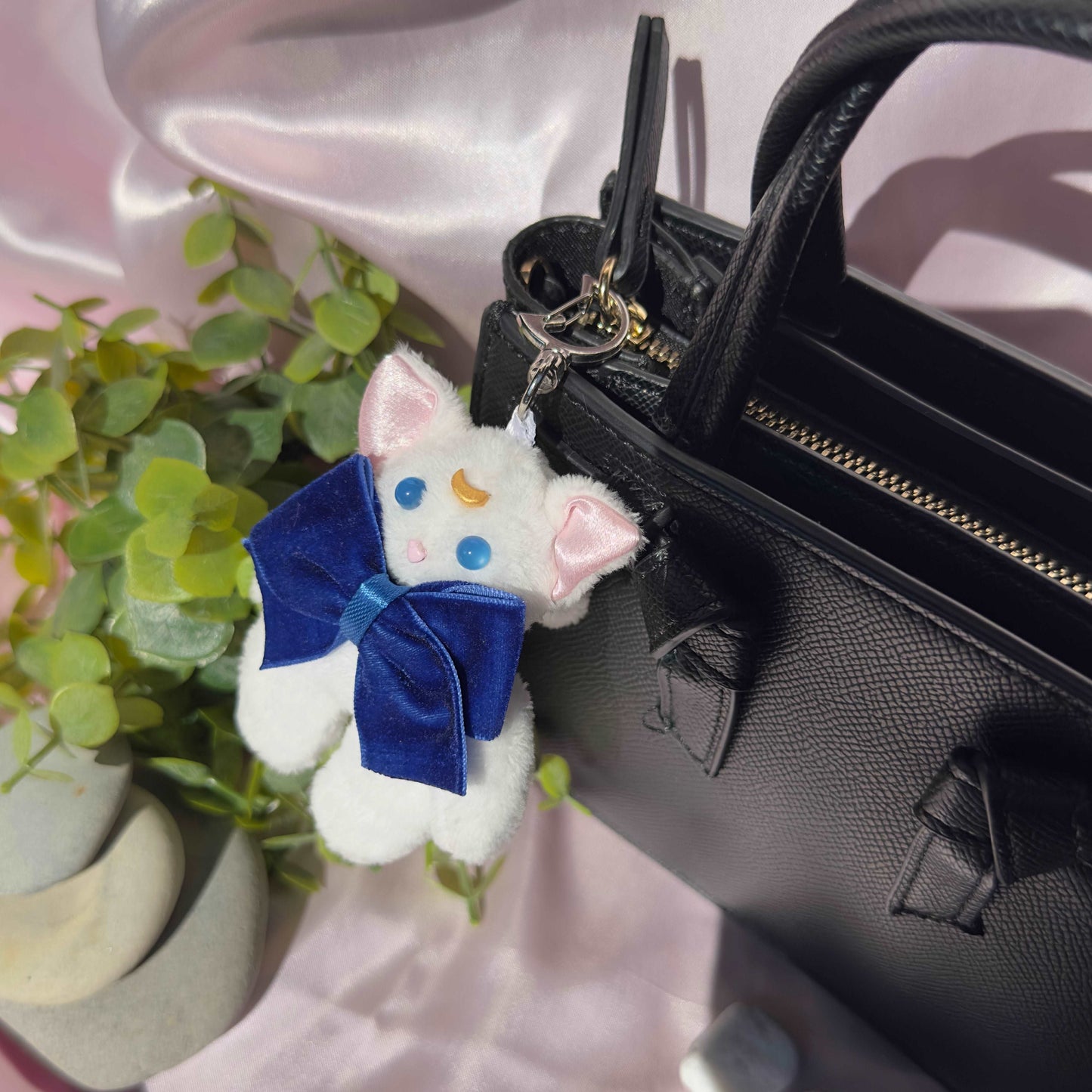 Porte-clé peluche Artemis Sailor Moon chat blanc avec lune sur le front et nœud bleu