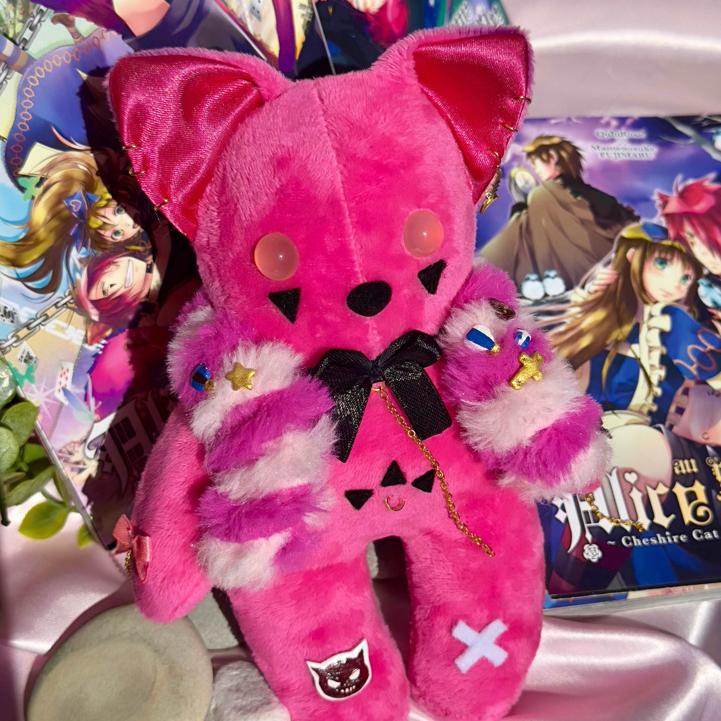 Peluche chat rose Boris Alice au Royaume de Cœur avec piercings et nœud noir