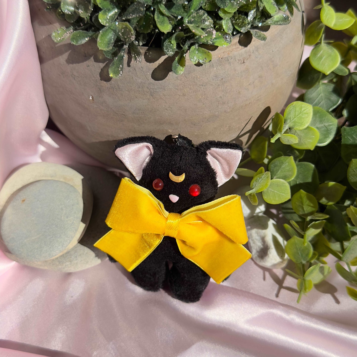 Porte-clé peluche Luna Sailor Moon chat noir avec lune sur le front et nœud jaune