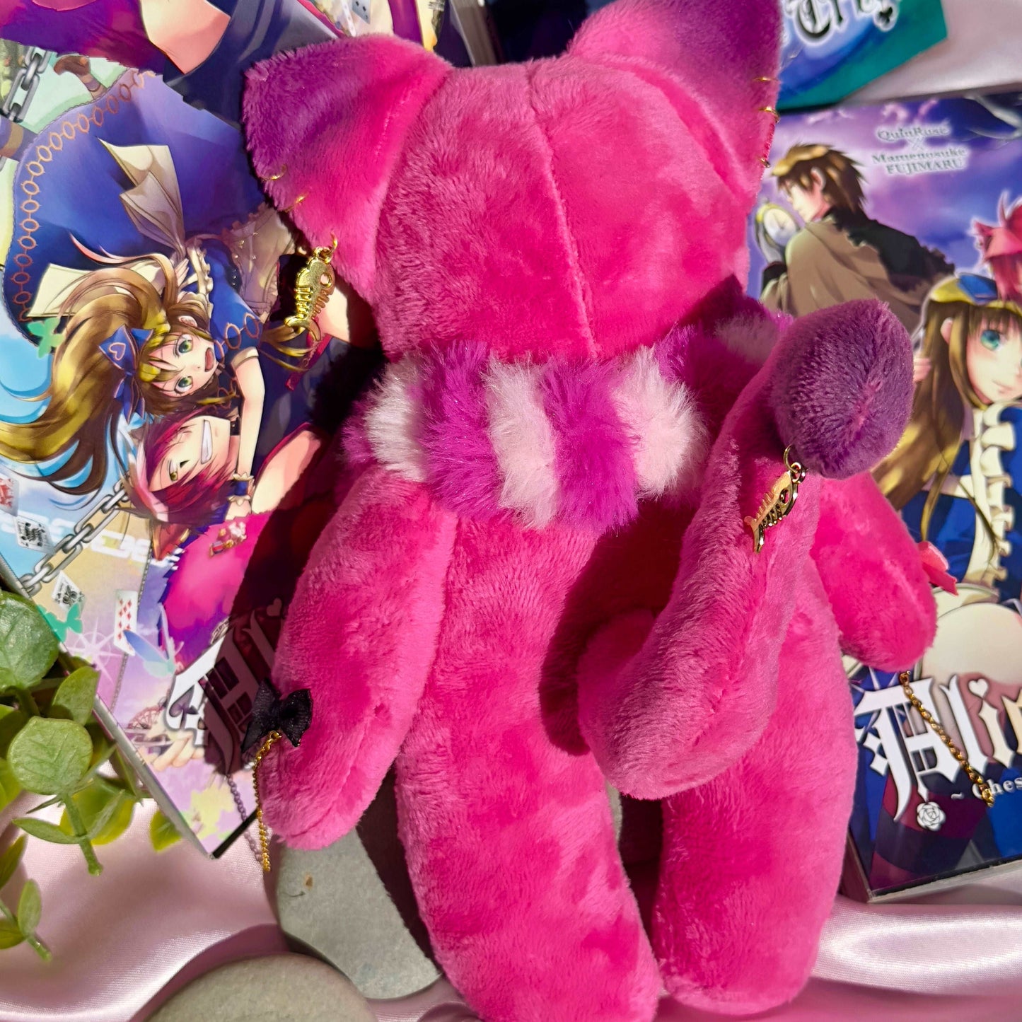 Peluche chat rose Boris Alice au Royaume de Cœur avec piercings et nœud noir