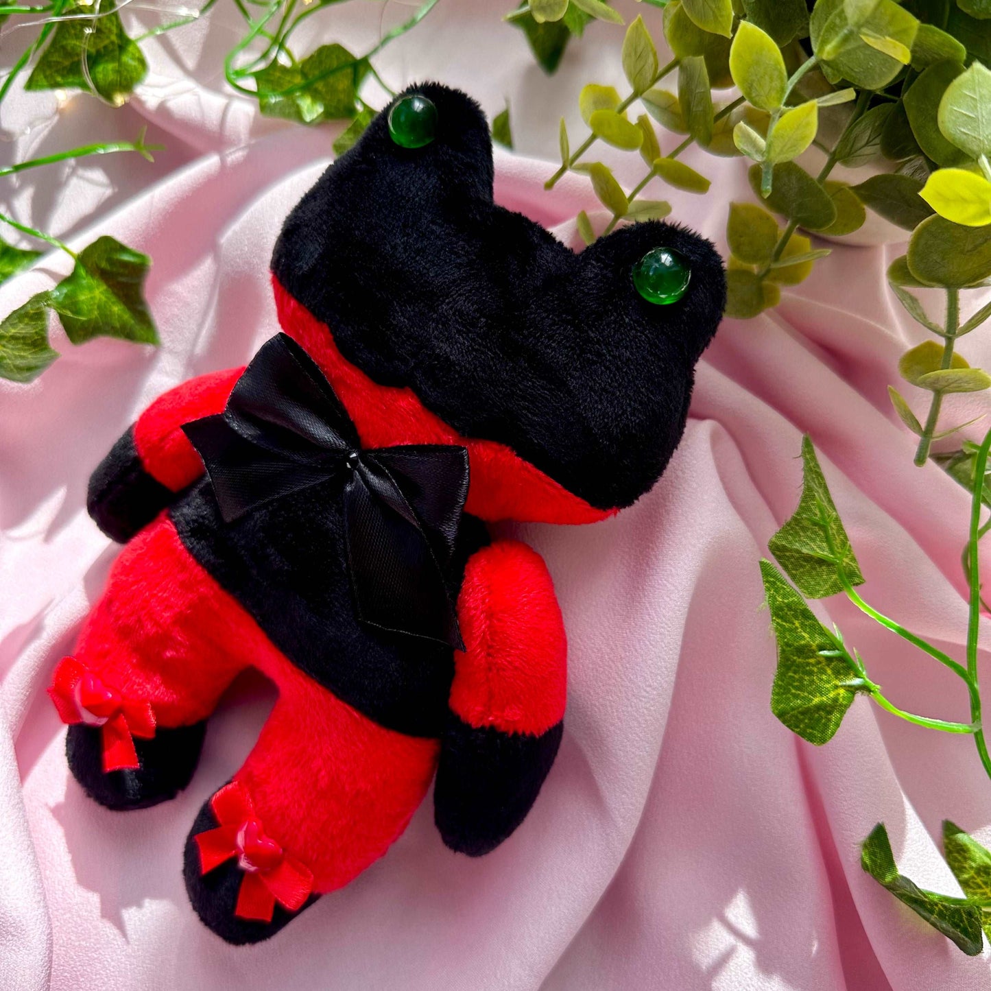 Peluche Duke Sugar Sugar Rune grenouille rayée rouge et noire avec nœud noir