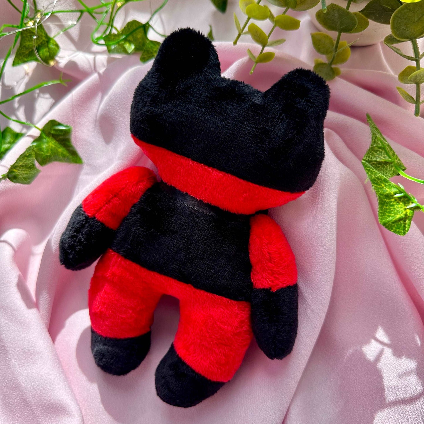 Peluche Duke Sugar Sugar Rune grenouille rayée rouge et noire avec nœud noir