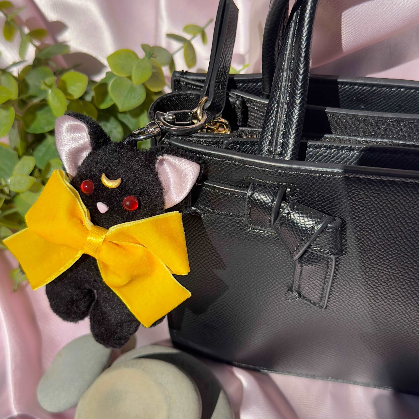 Porte-clé peluche Luna Sailor Moon chat noir avec lune sur le front et nœud jaune