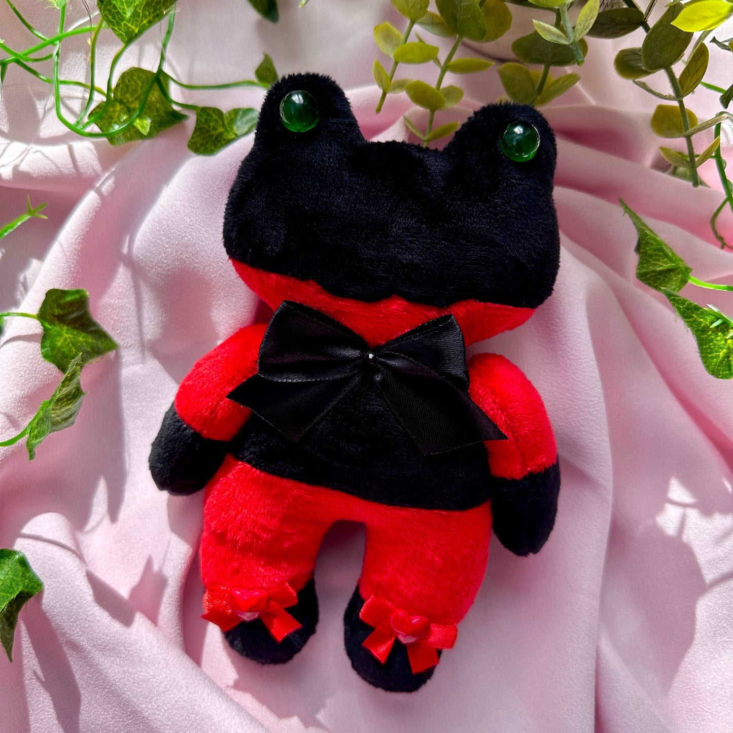 Peluche Duke Sugar Sugar Rune grenouille rayée rouge et noire avec nœud noir