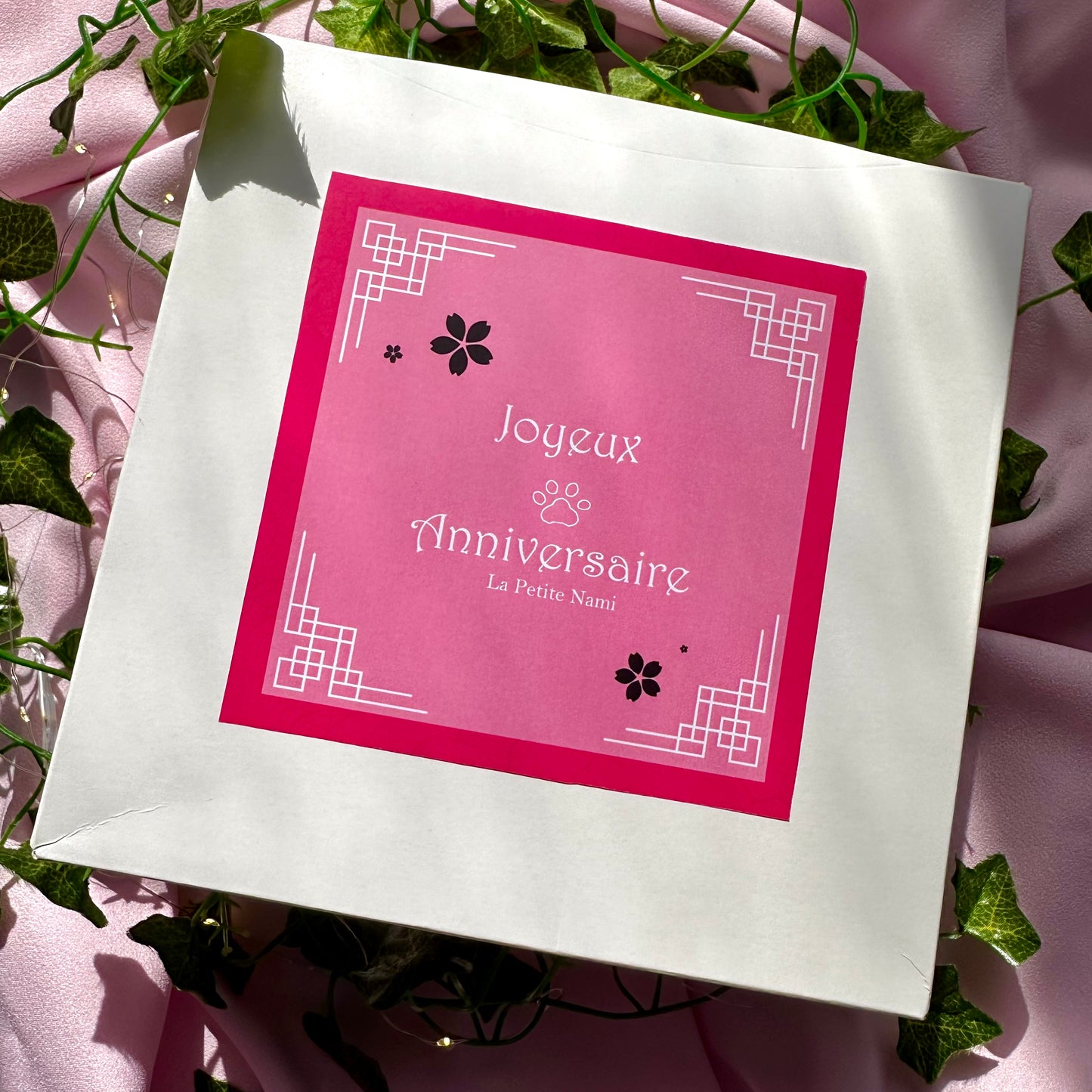 Boîte cadeau blanche avec etiquette personnalisable