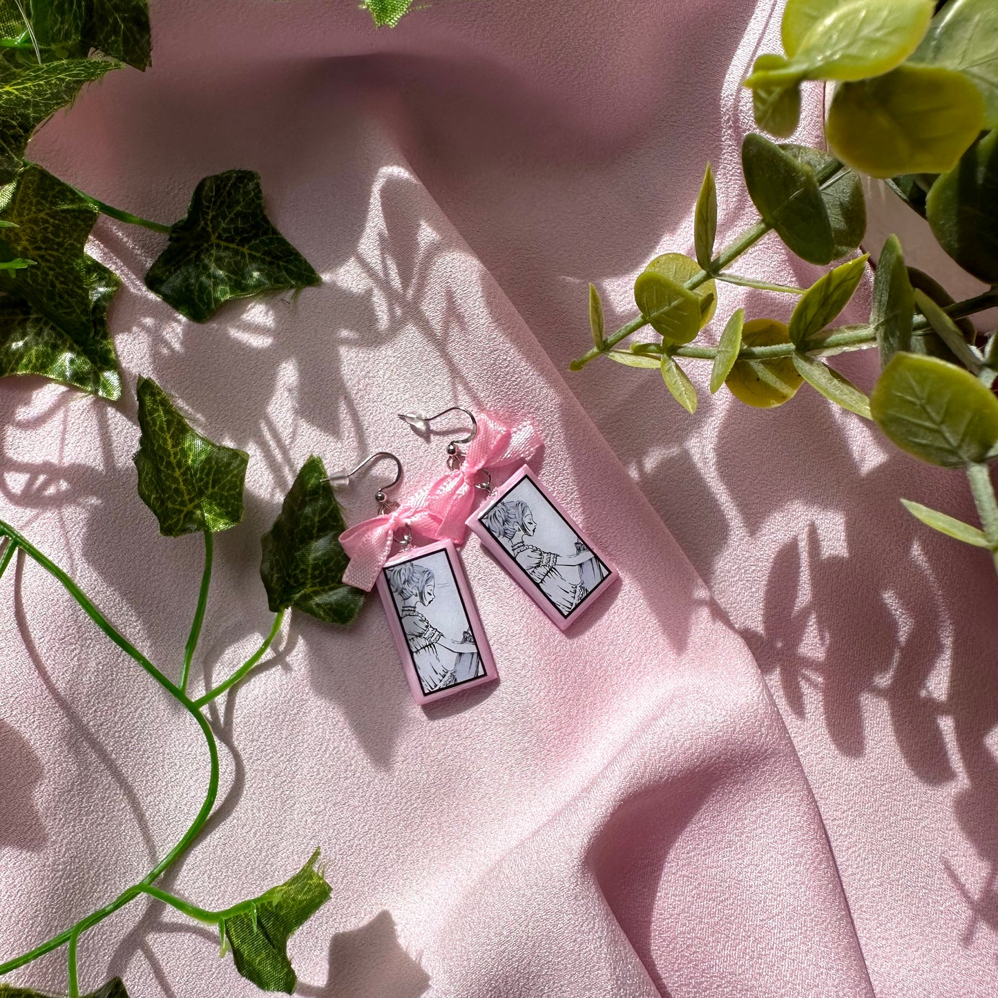 Nana Komatsu personnage d’Ai Yazawa, en photo sur des boucles d’oreilles ornées d’un noeud en satin rose