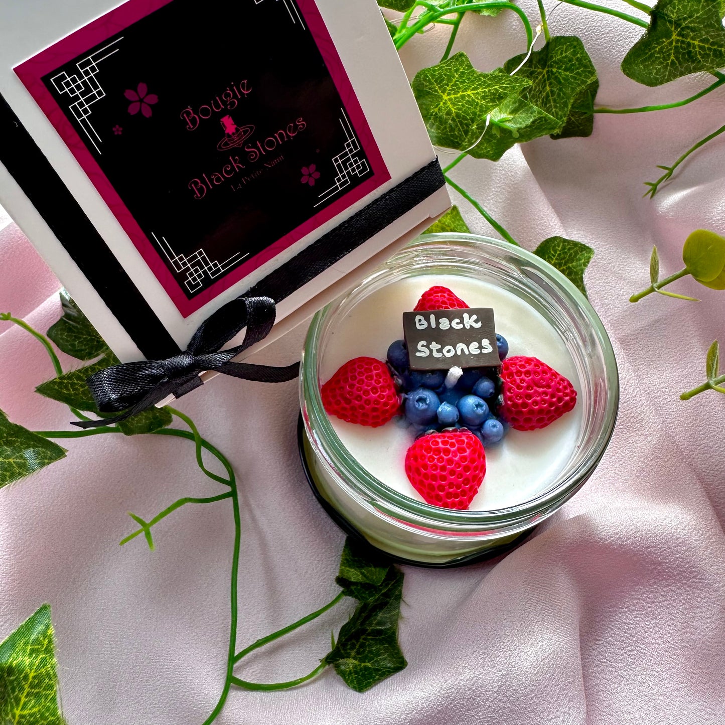 Bougie végétale à la cire de soja inspirée du Black Stones Cake de Nana avec des fraises et des myrtilles en cire