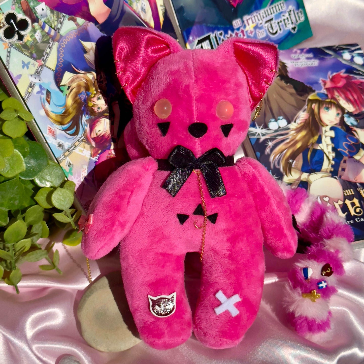 Peluche chat rose Boris Alice au Royaume de Cœur avec piercings et nœud noir