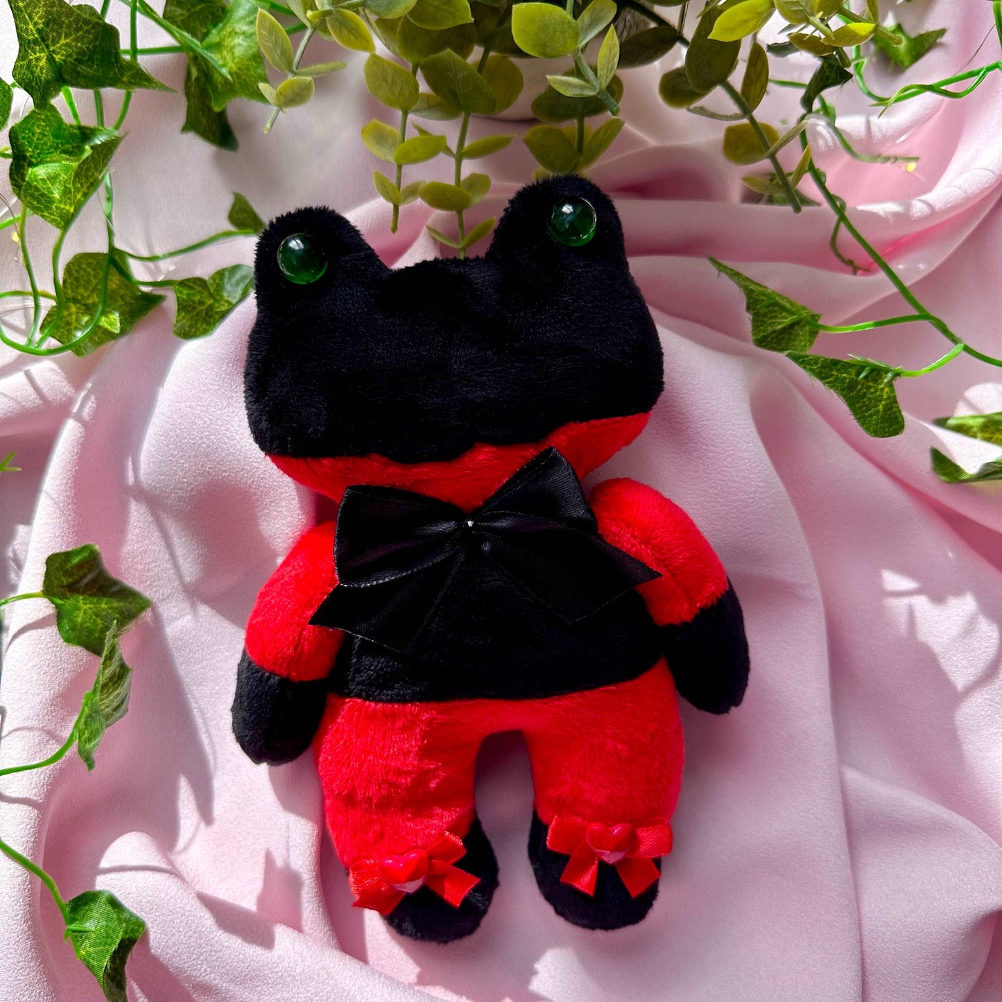 Peluche Duke Sugar Sugar Rune grenouille rayée rouge et noire avec nœud noir