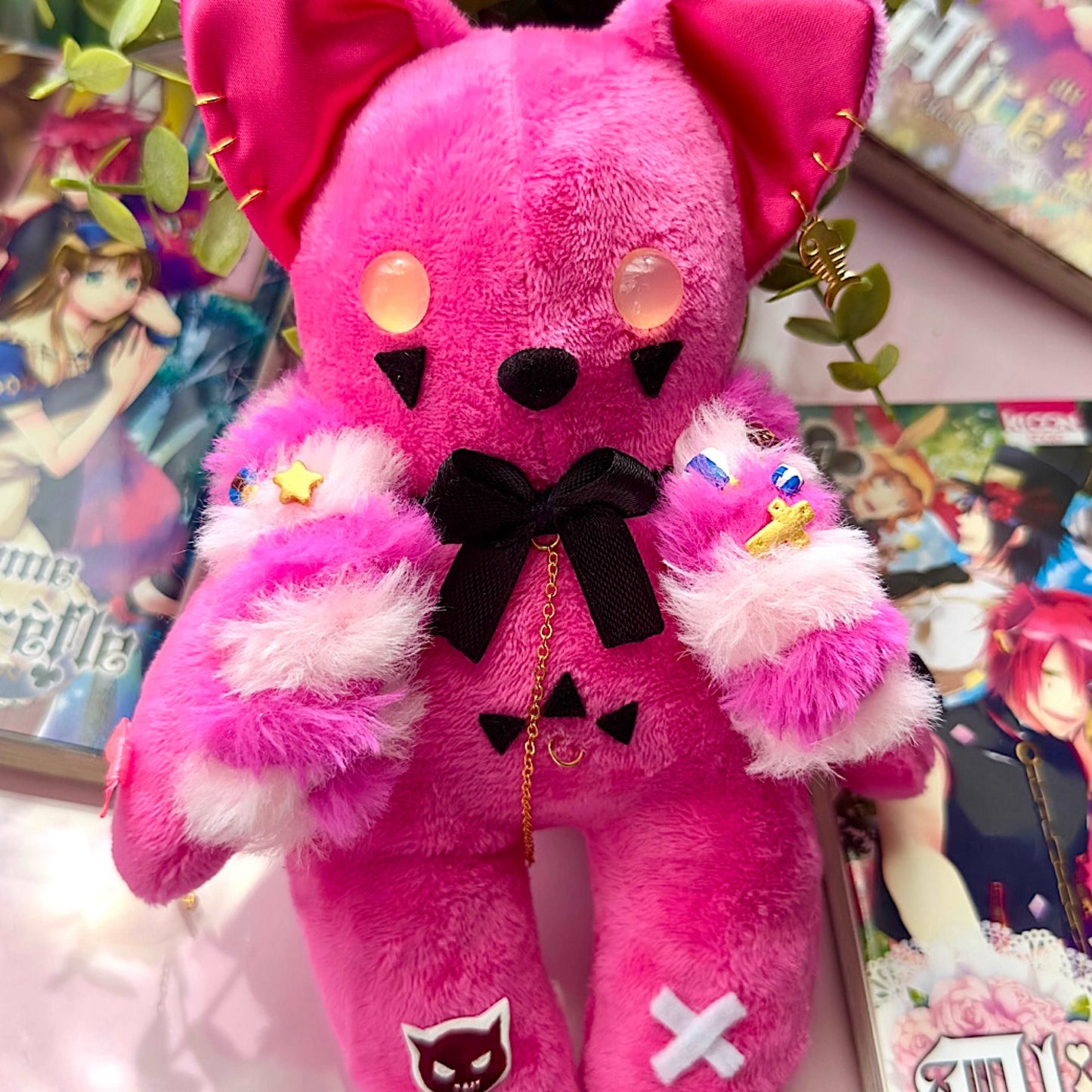 Peluche chat rose Boris Alice au Royaume de Cœur avec piercings et nœud noir