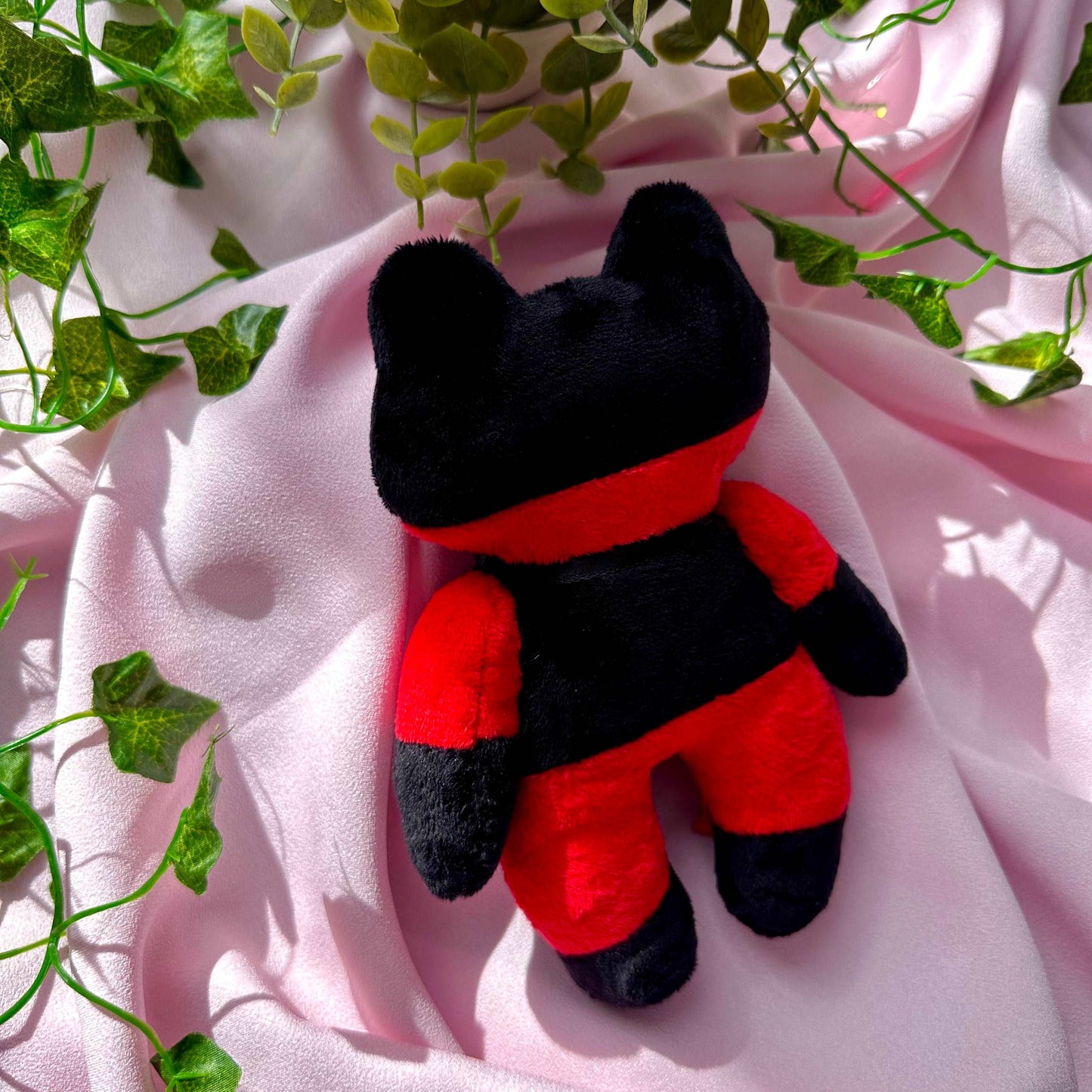 Peluche Duke Sugar Sugar Rune grenouille rayée rouge et noire avec nœud noir