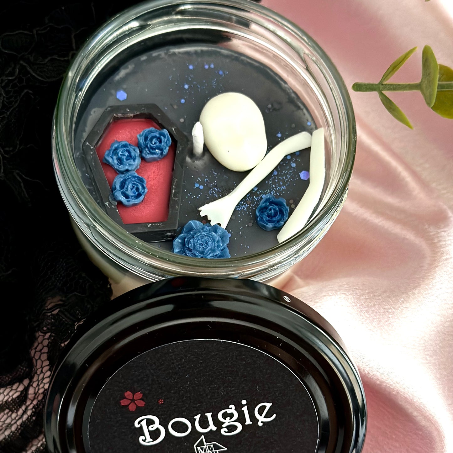 Bougie végétale noire, manga another avec cercueil en cire, des roses bleues et une tête de poupée