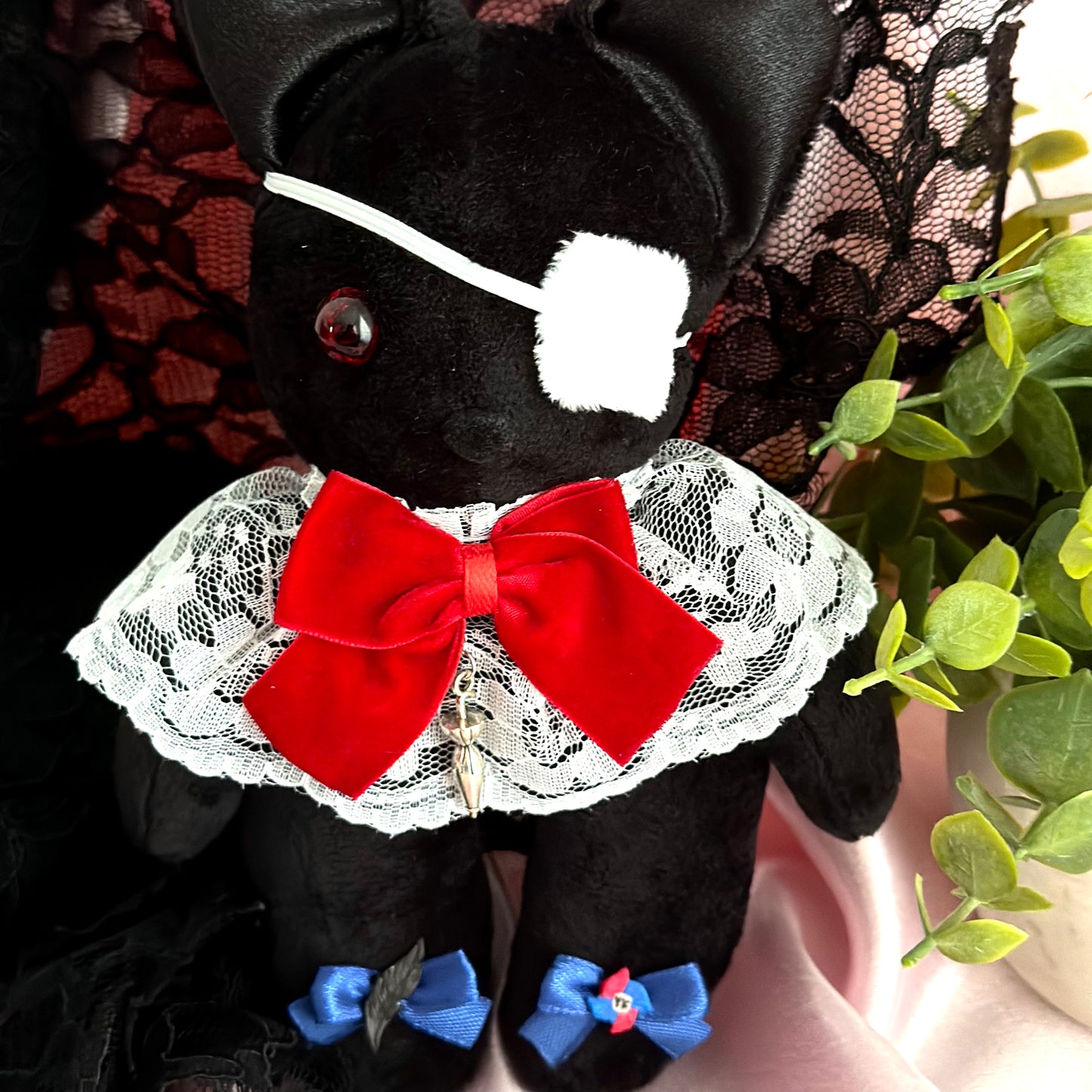 Peluche Another Mei Misaki chat noir avec yeux vairons et nœud rouge