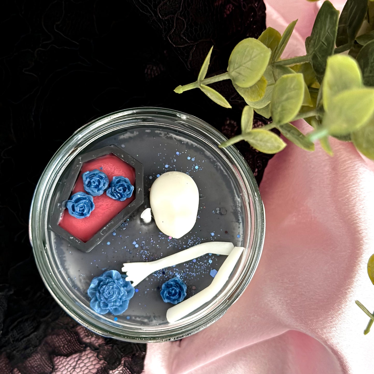 Bougie végétale noire, manga another avec cercueil en cire, des roses bleues et une tête de poupée