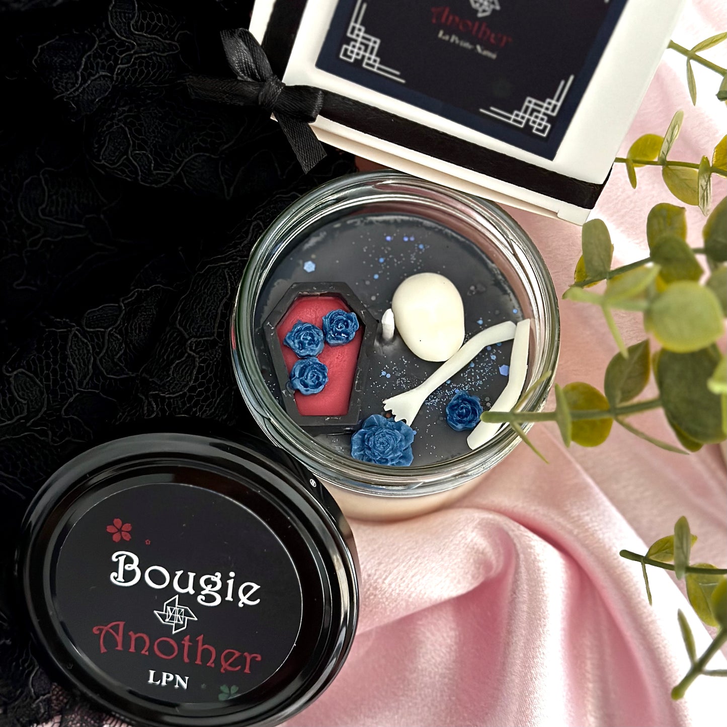 Bougie végétale noire, manga another avec cercueil en cire, des roses bleues et une tête de poupée