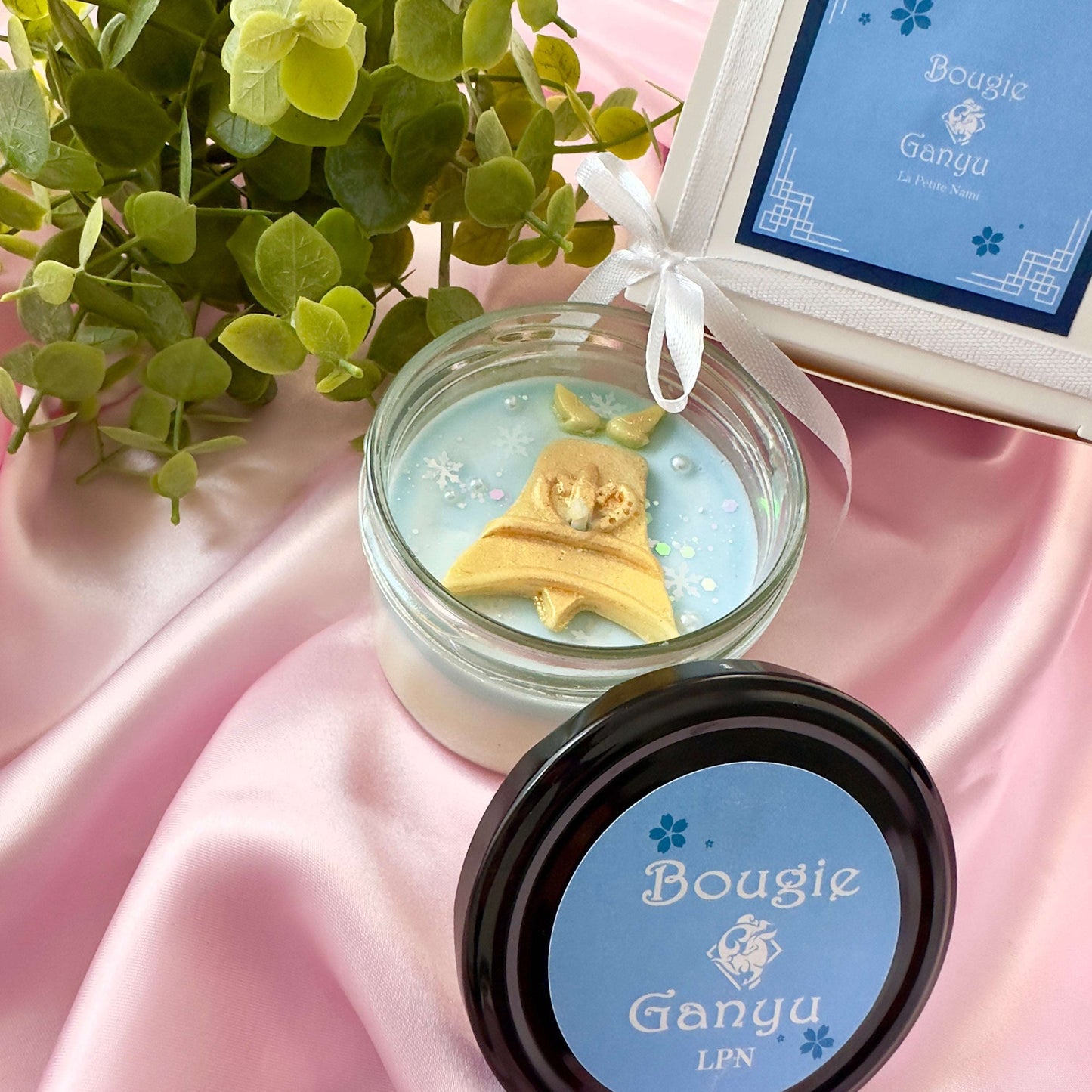 Bougie Ganyu Genshin Impact bleue avec une cloche en cire et des flocons de neige