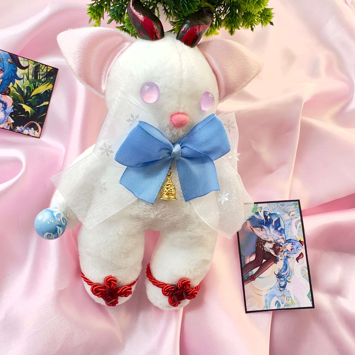 Peluche Ganyu Ganshin Impact chèvre avec cornes noires, nœud bleu ciel et pendentif cloche