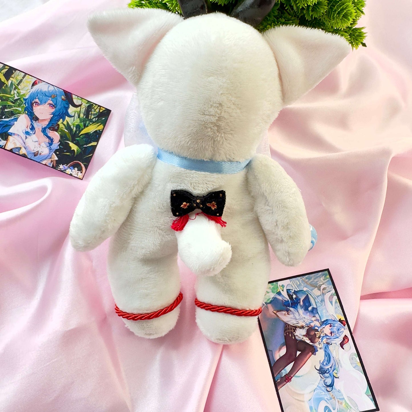 Peluche Ganyu Ganshin Impact chèvre avec cornes noires, nœud bleu ciel et pendentif cloche