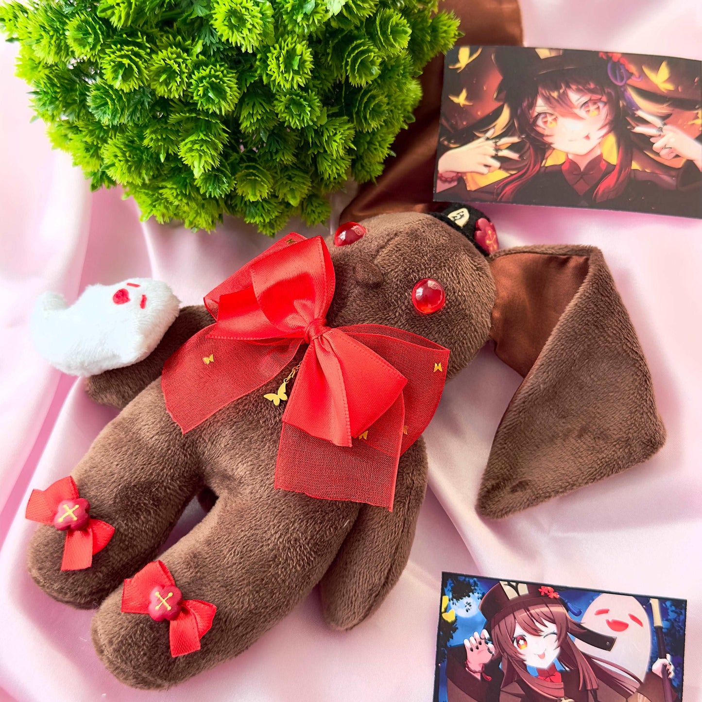 Peluche Hu Tao Genshin Impact lapin marron avec nĆud rouge, pendentif papillon et fantĂŽme
