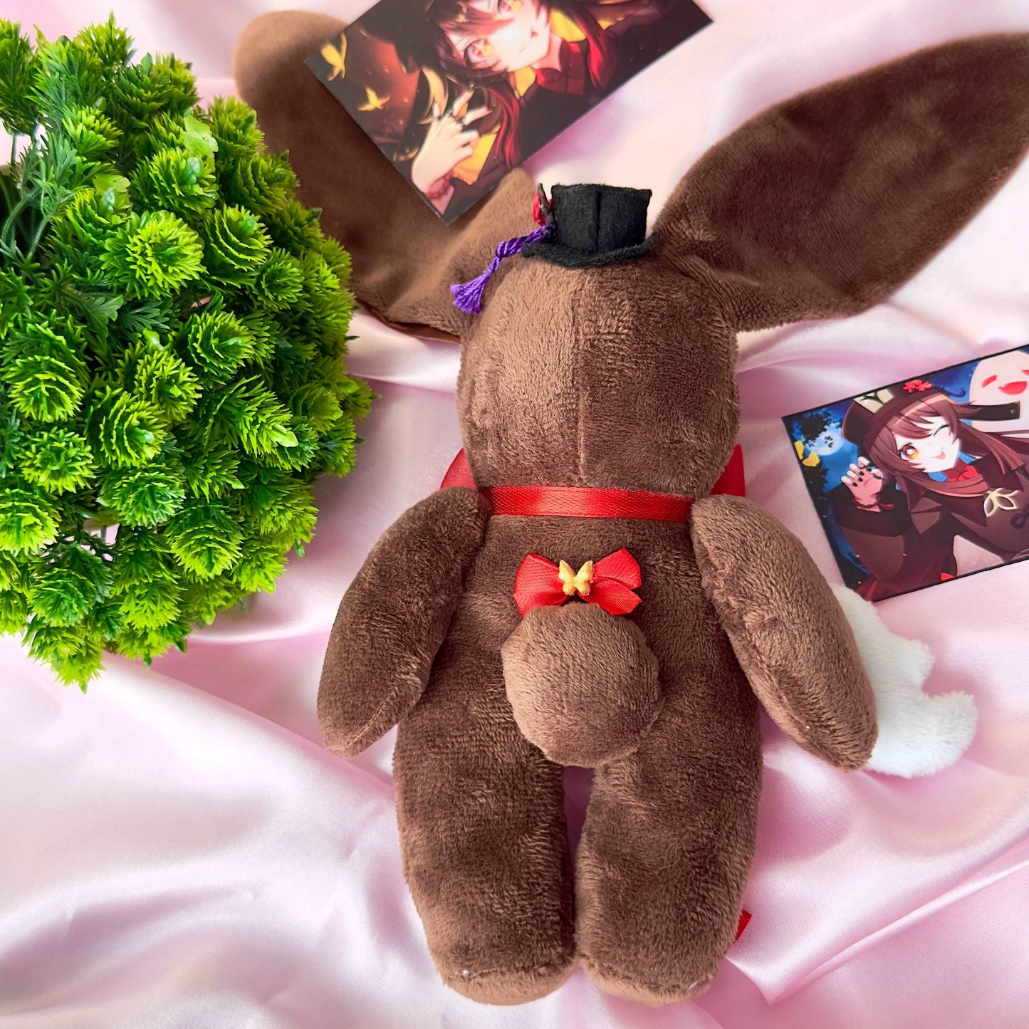 Peluche Hu Tao Genshin Impact lapin marron avec nĆud rouge, pendentif papillon et fantĂŽme