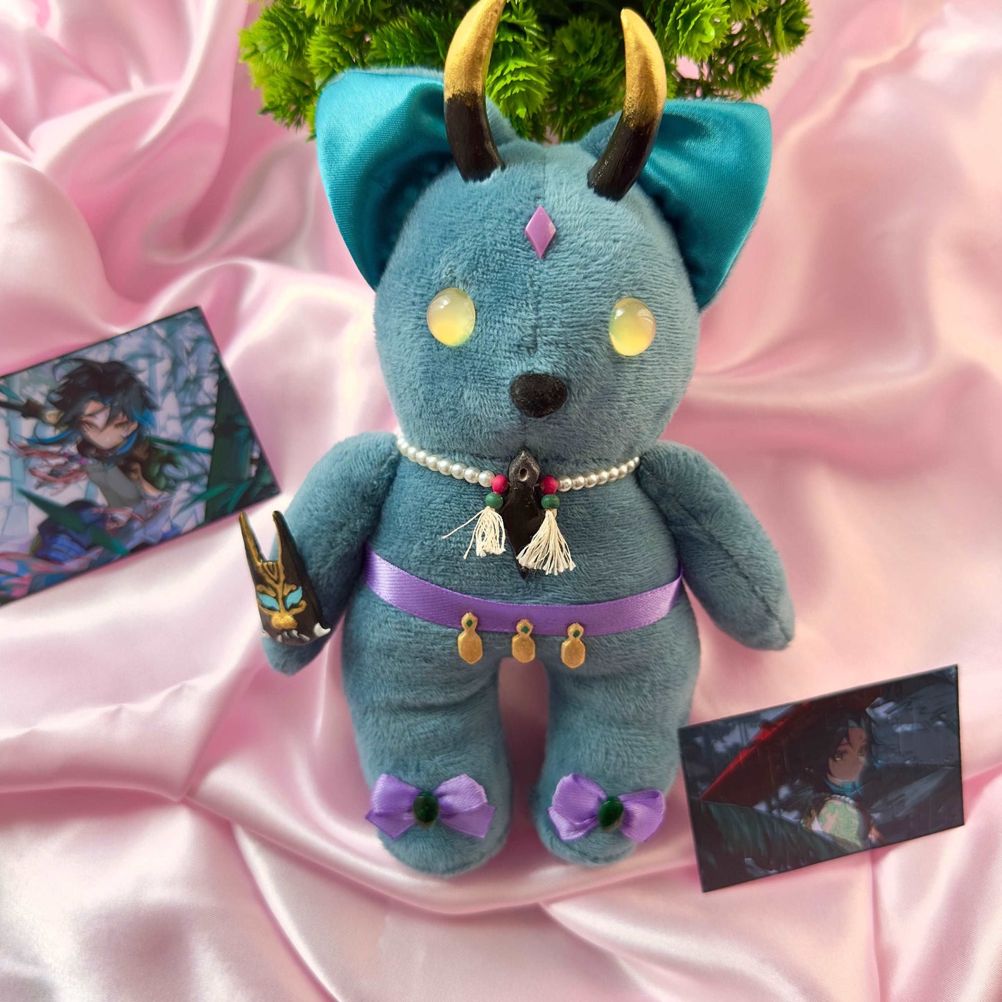 Peluche Xiao Genshin Impact chat bleu avec cornes de Oni, masque de Oni et collier de perles