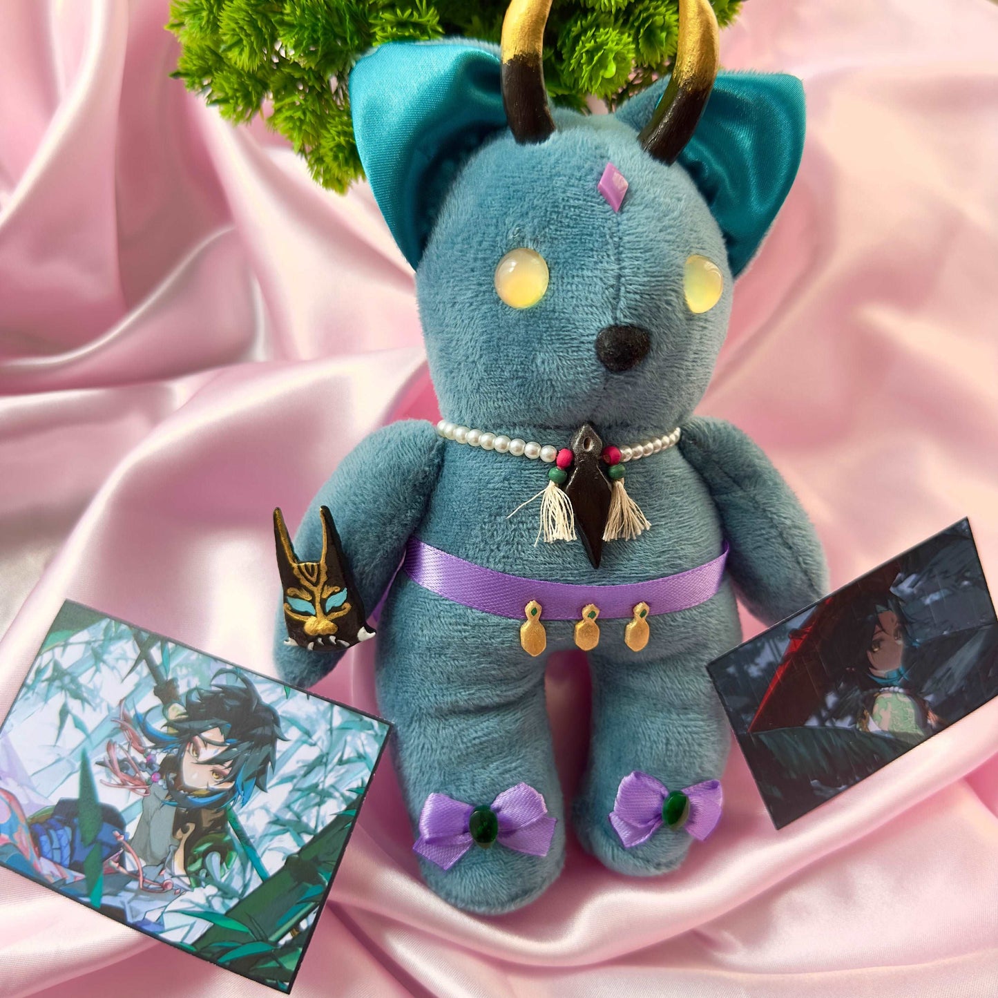 Peluche Xiao Genshin Impact chat bleu avec cornes de Oni, masque de Oni et collier de perles