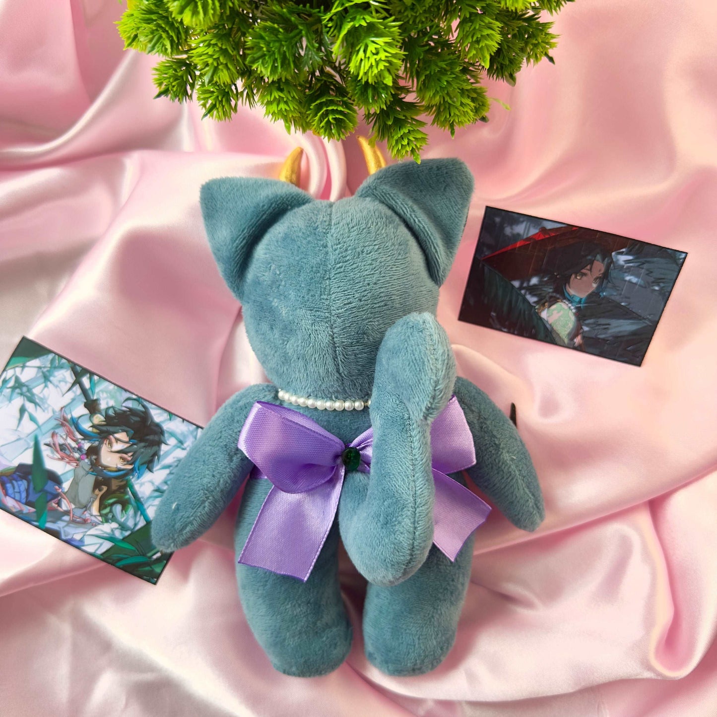 Peluche Xiao Genshin Impact chat bleu avec cornes de Oni, masque de Oni et collier de perles