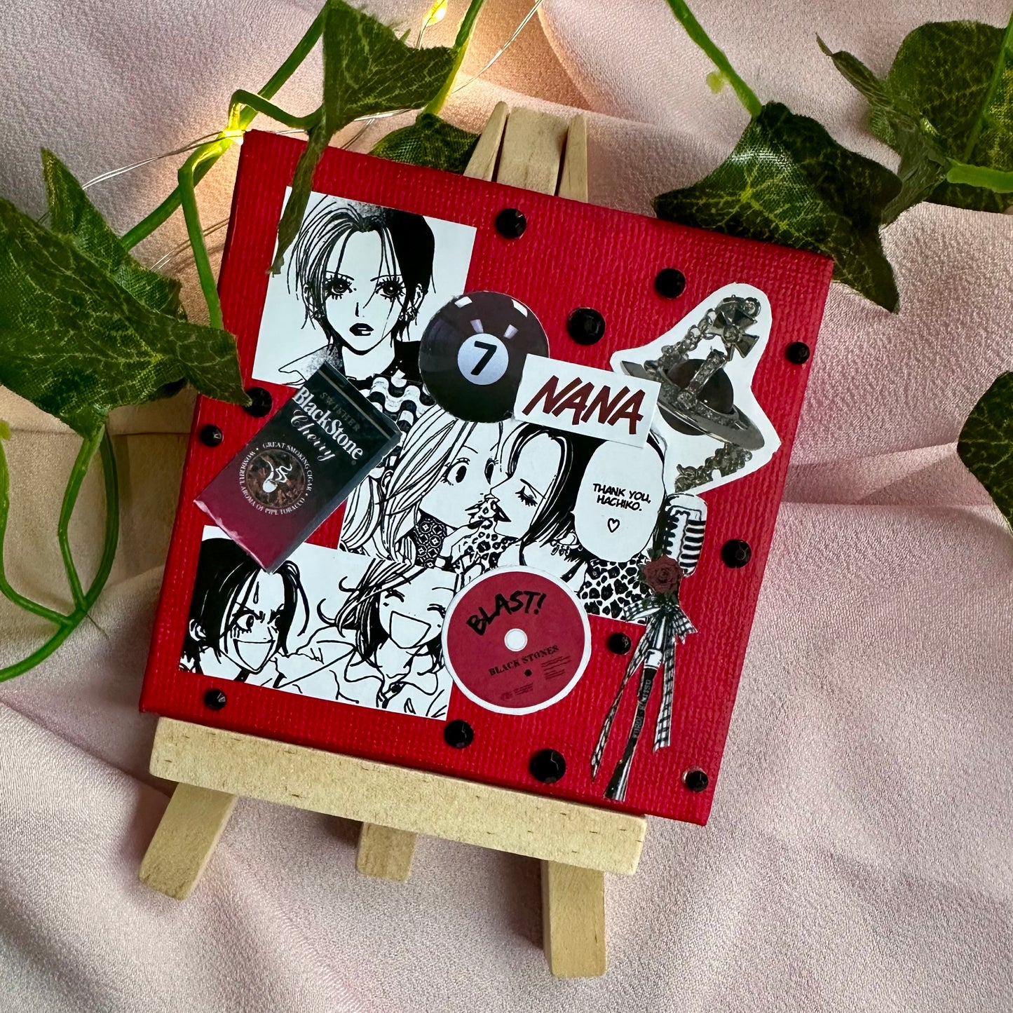 Tableau moodboard rouge avec des strass noirs inspiré du personnage de Nana Ozaki dans le manga Nana de Ai yazawa