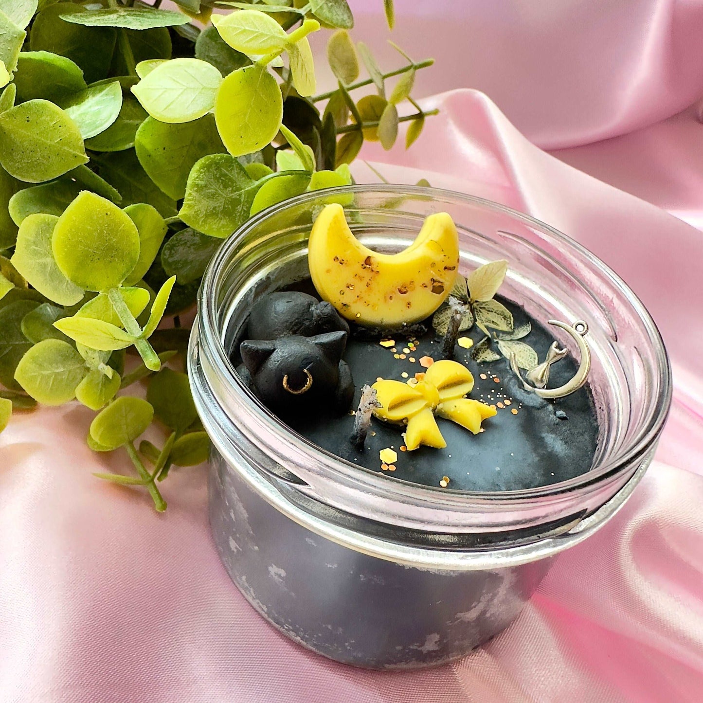 Bougie Luna Sailor Moon noire avec chat en cire, lune et nœud papillon
