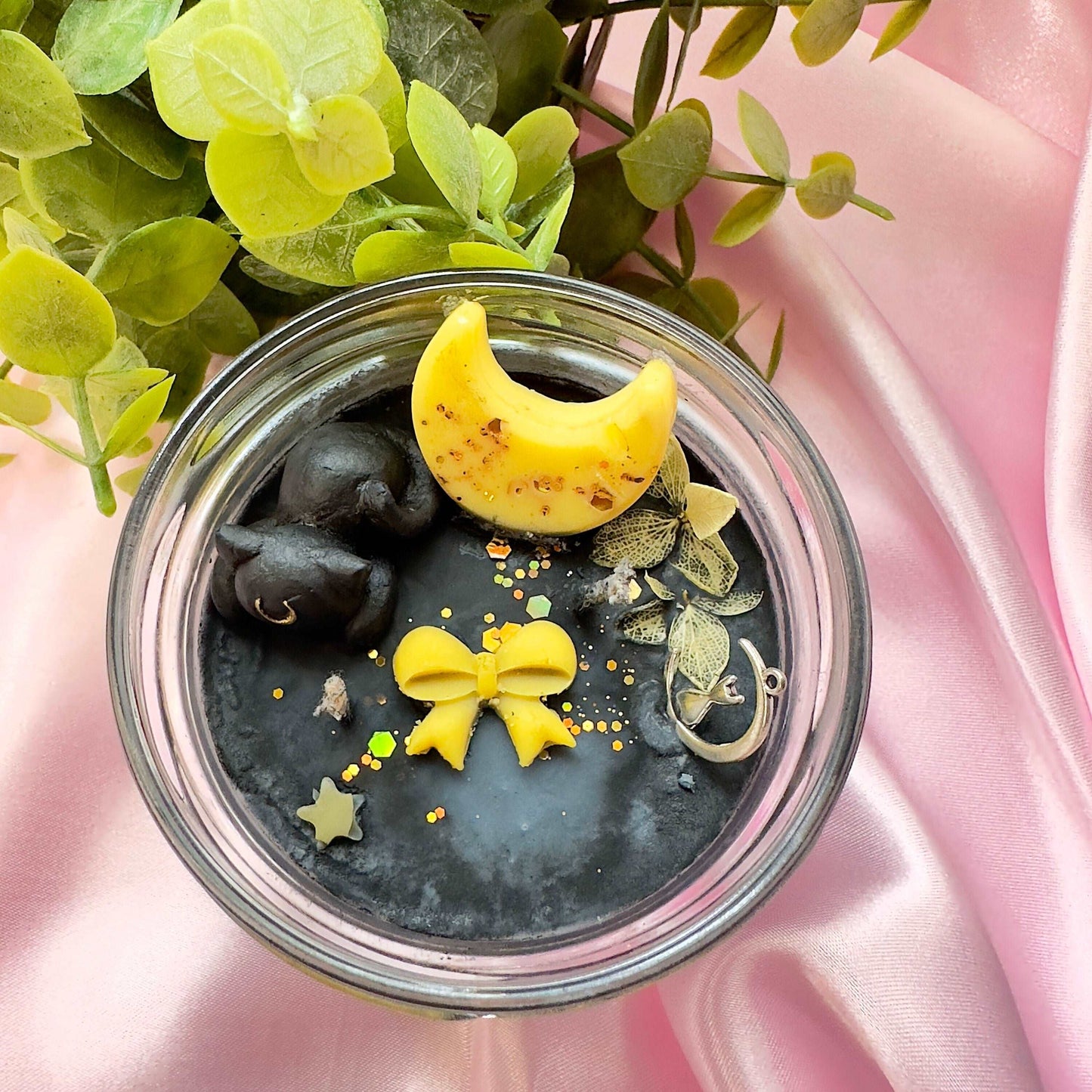 Bougie Luna Sailor Moon noire avec chat en cire, lune et nœud papillon