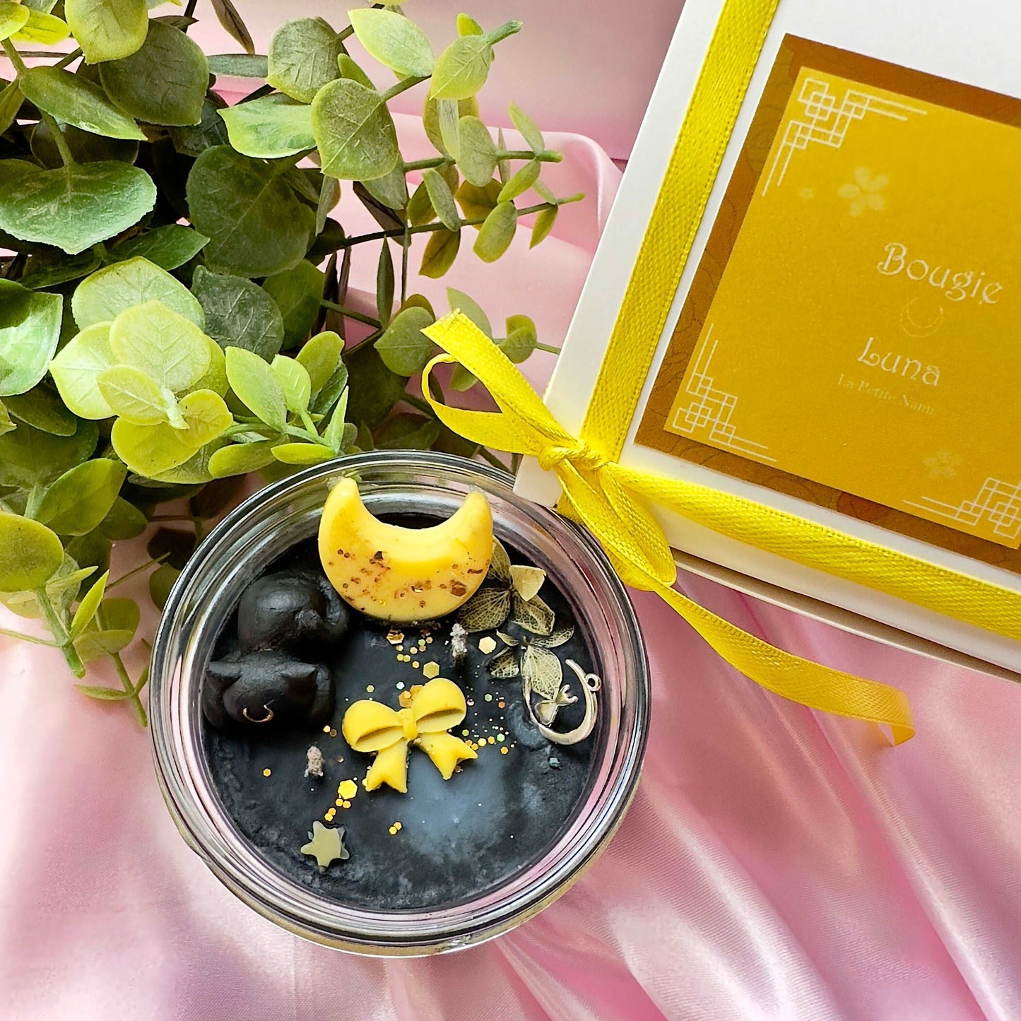 Bougie Luna Sailor Moon noire avec chat en cire, lune et nœud papillon