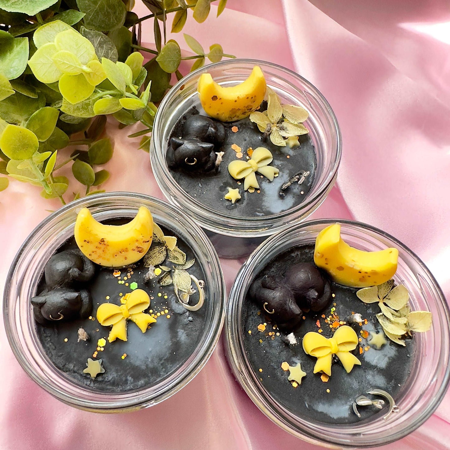 Bougie Luna Sailor Moon noire avec chat en cire, lune et nœud papillon
