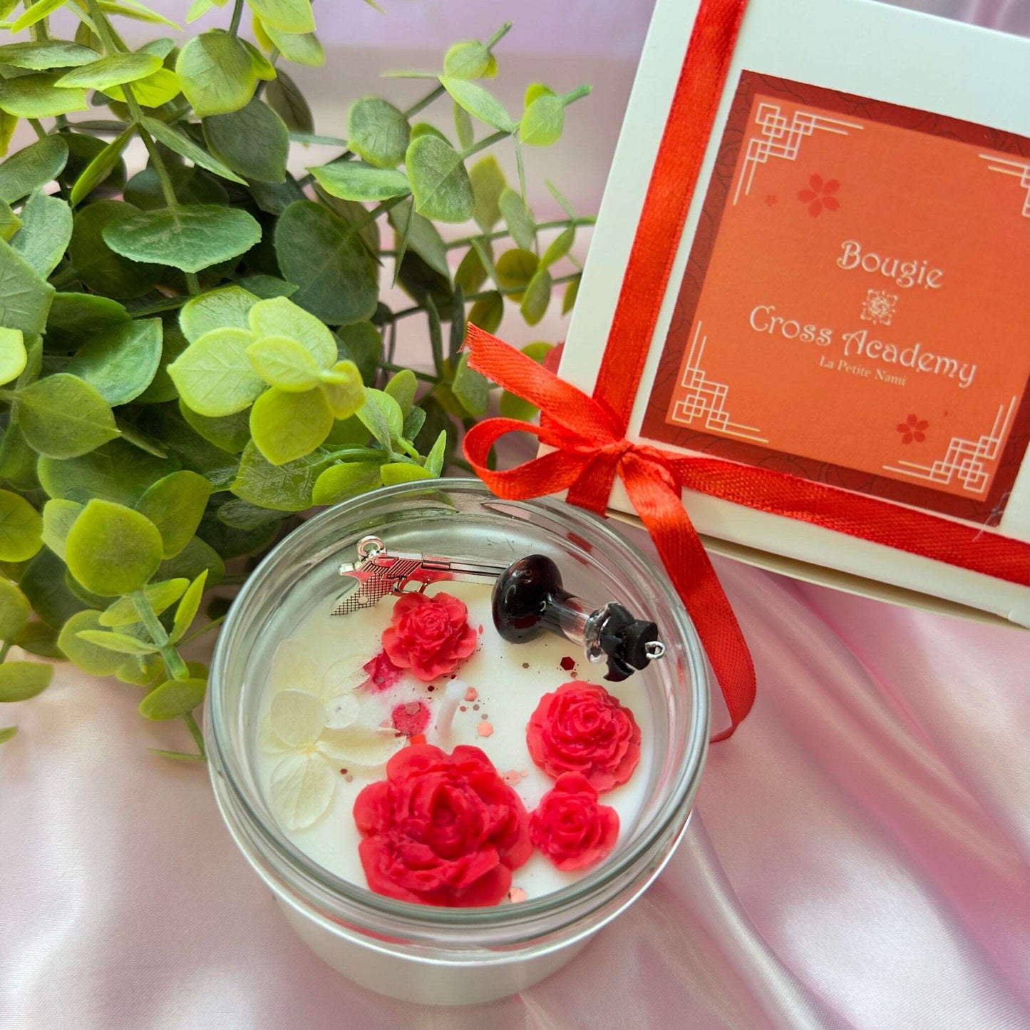 Bougie vampire knight blanche avec des roses rouges en cire, une fiole de sang et le bloody rose de Zero