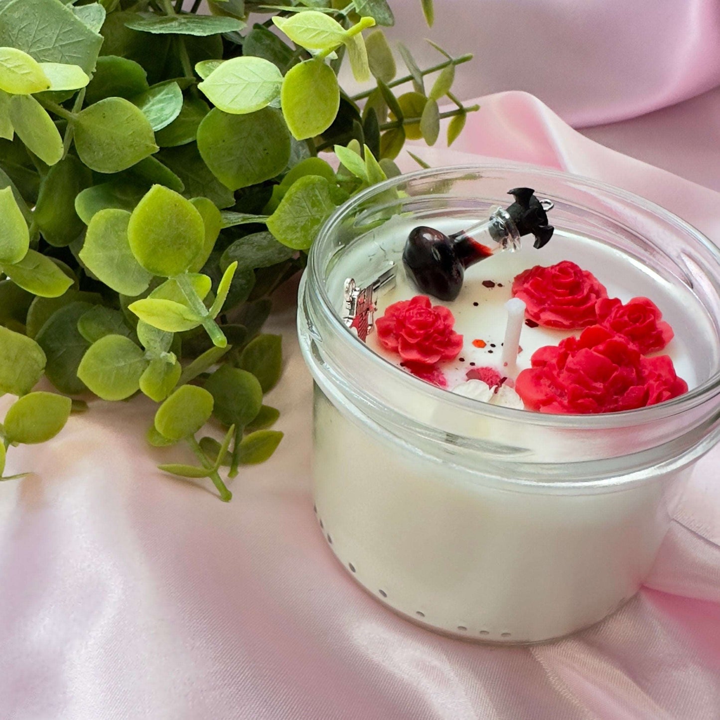Bougie vampire knight blanche avec des roses rouges en cire, une fiole de sang et le bloody rose de Zero