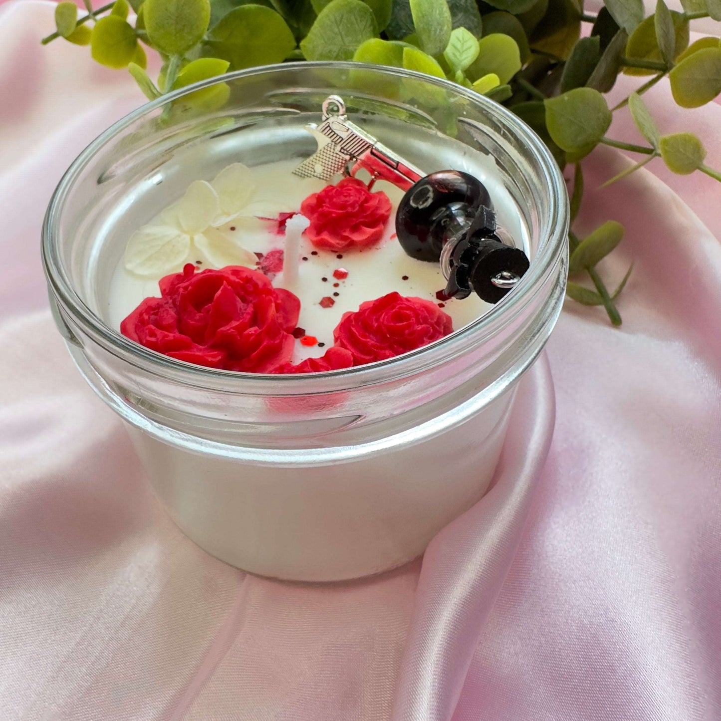 Bougie vampire knight blanche avec des roses rouges en cire, une fiole de sang et le bloody rose de Zero