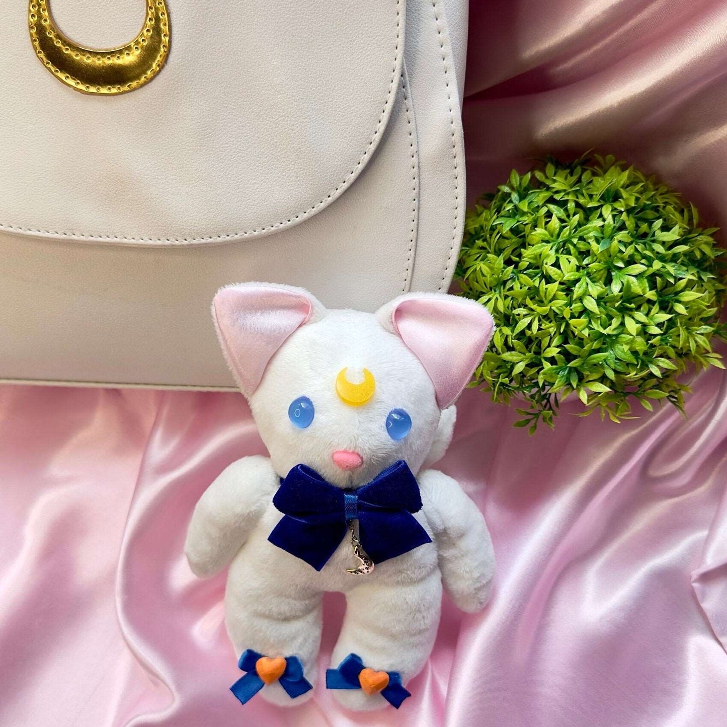 Peluche chat Artemis Sailor Moon blanc avec nœuds bleus, lune sur le front et pendentif lune