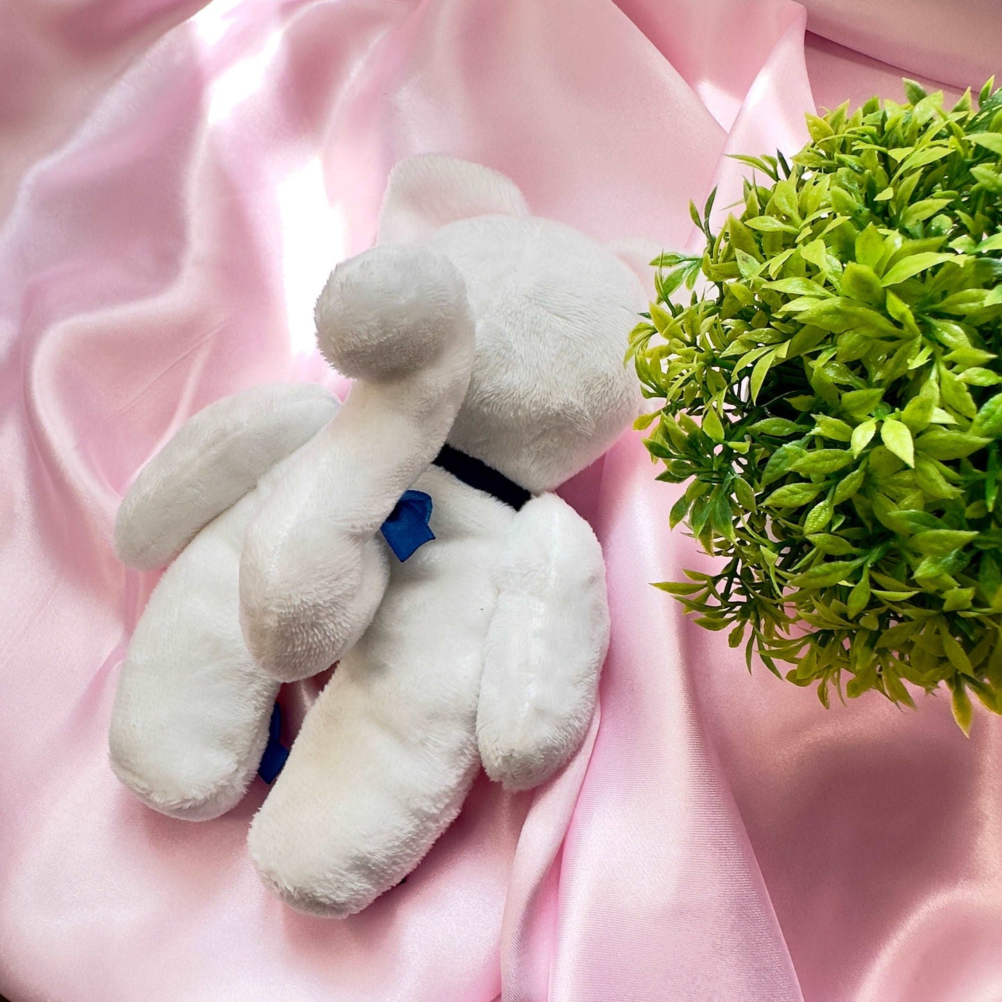Peluche chat Artemis Sailor Moon blanc avec nœuds bleus, lune sur le front et pendentif lune