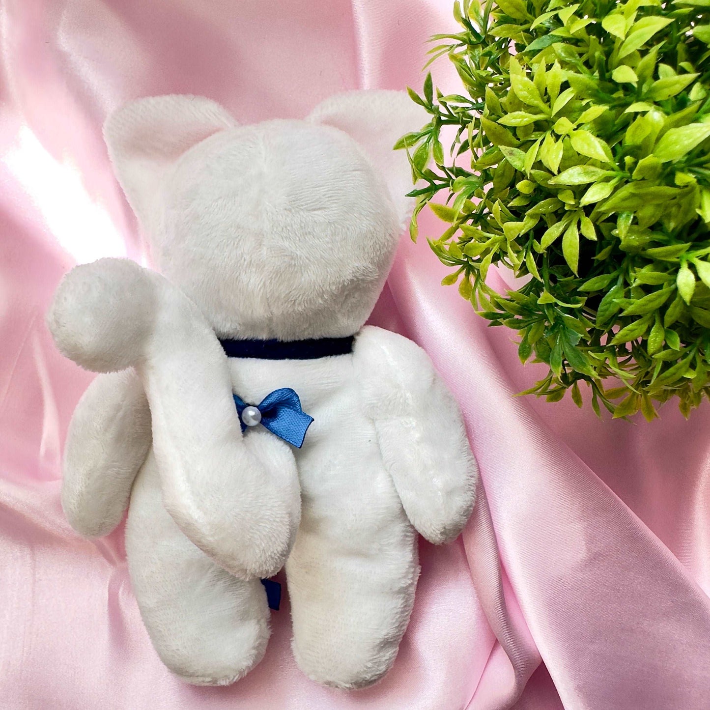 Peluche chat Artemis Sailor Moon blanc avec nœuds bleus, lune sur le front et pendentif lune