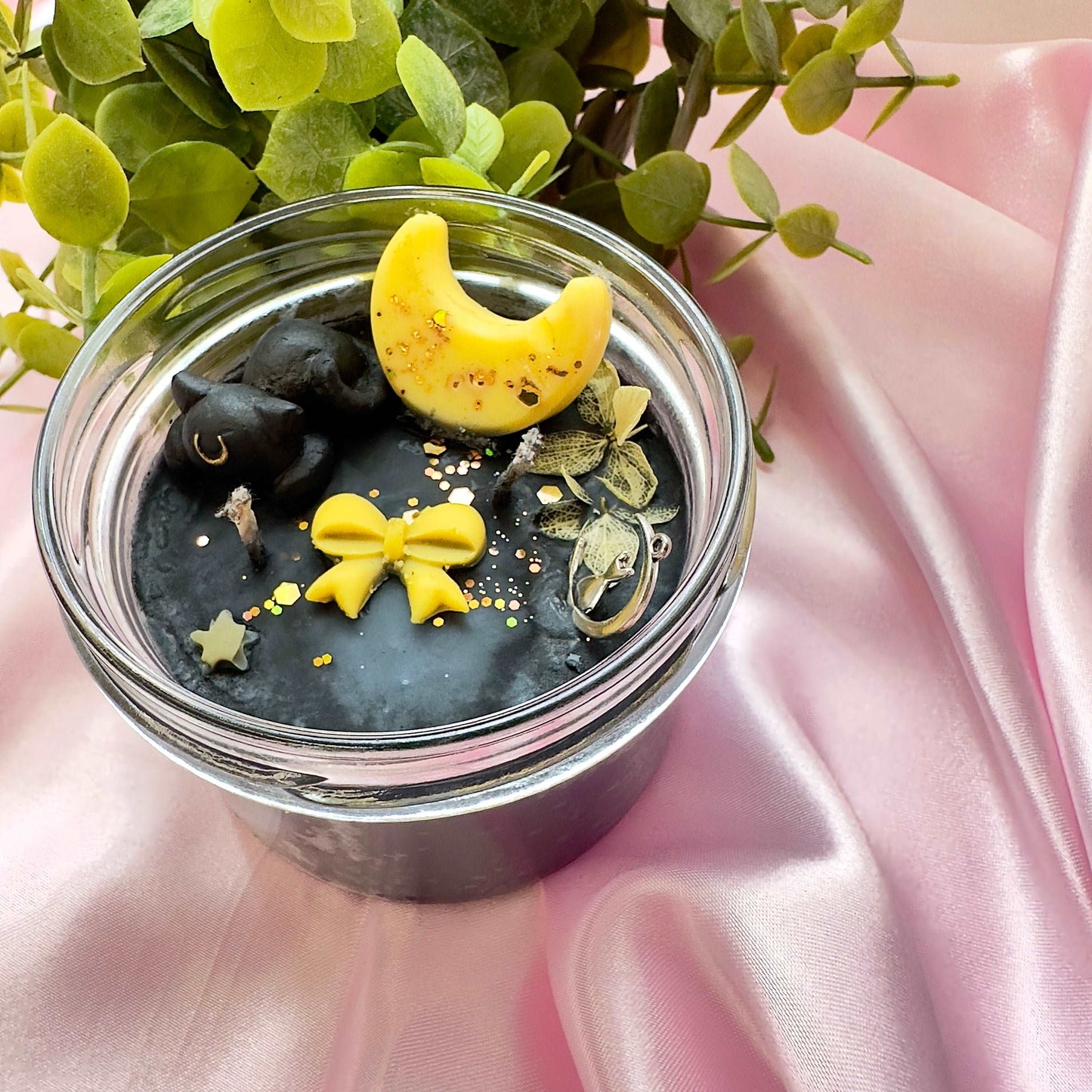 Bougie Luna Sailor Moon noire avec chat en cire, lune et nœud papillon