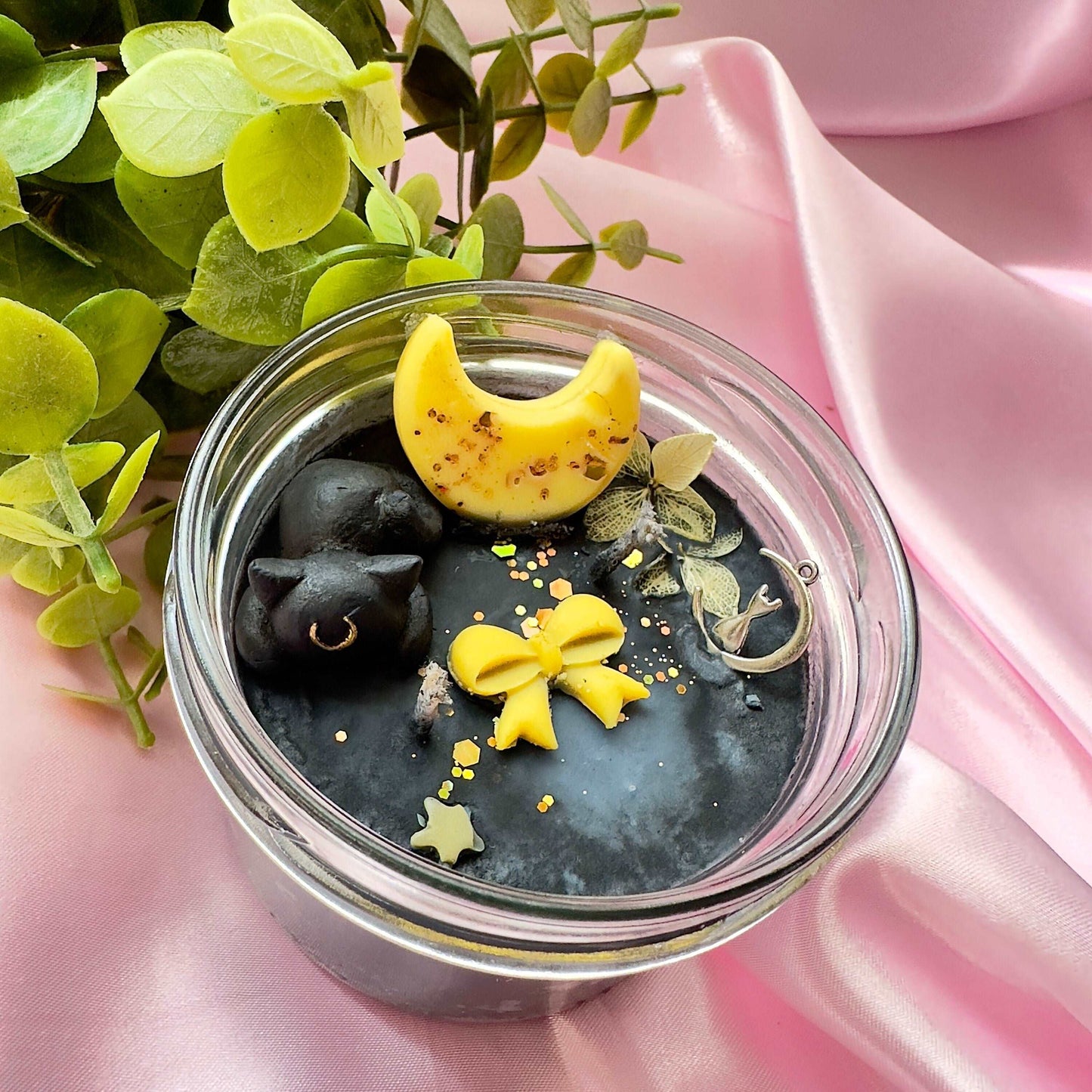 Bougie Luna Sailor Moon noire avec chat en cire, lune et nœud papillon