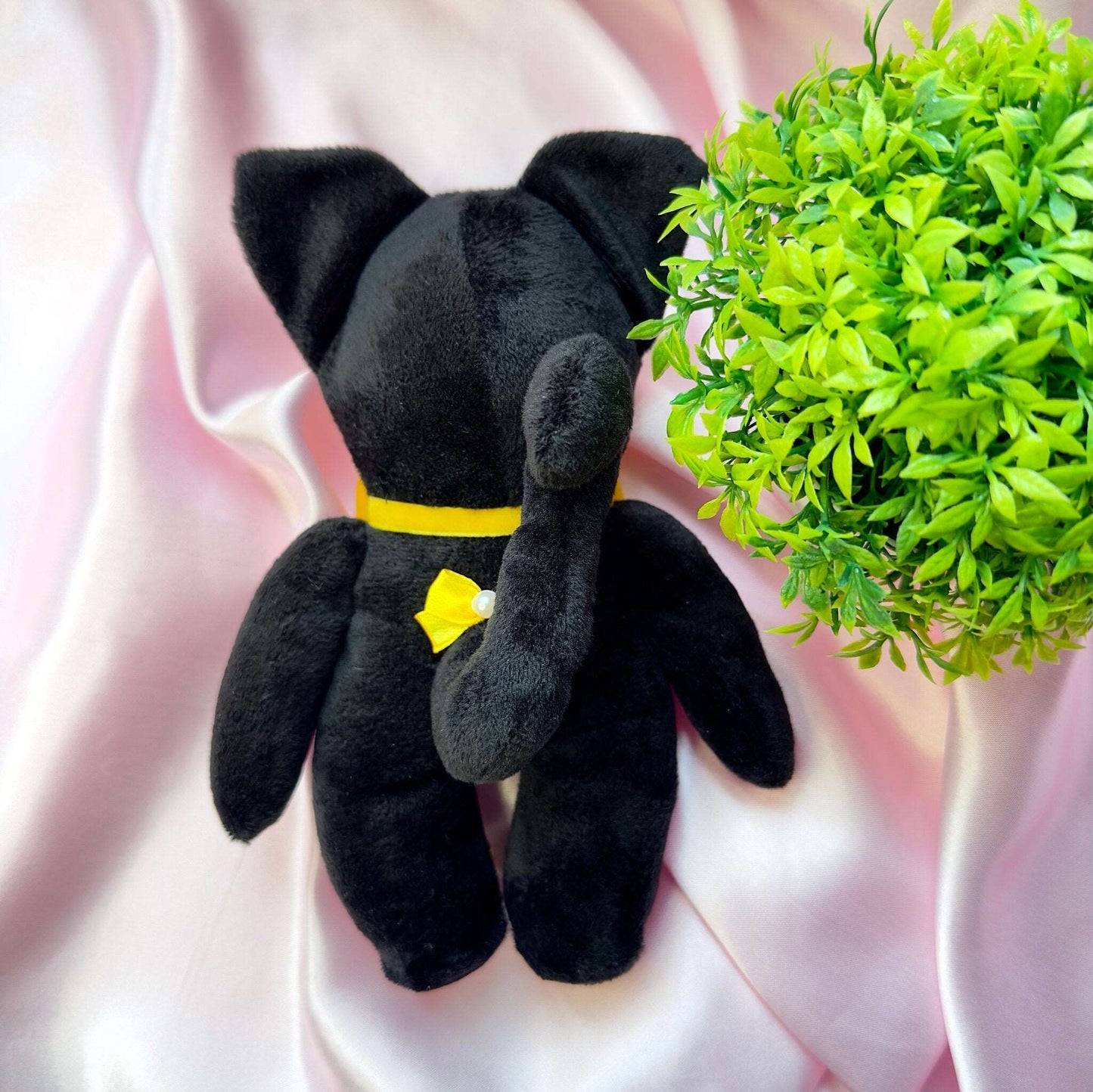 Peluche chat Luna Sailor Moon noire avec nœuds jaunes, lune sur le front et pendentif lune