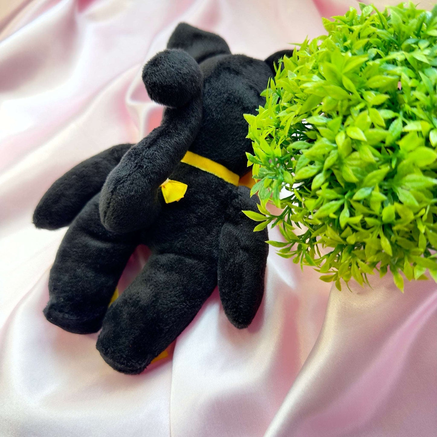 Peluche chat Luna Sailor Moon noire avec nœuds jaunes, lune sur le front et pendentif lune