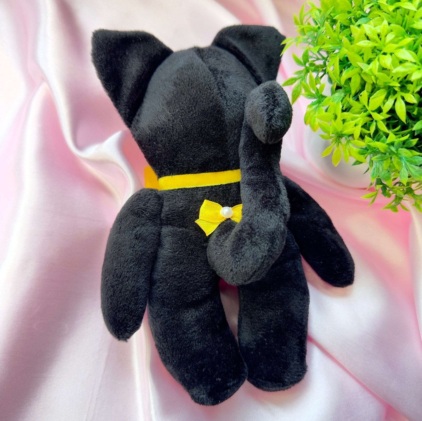 Peluche chat Luna Sailor Moon noire avec nœuds jaunes, lune sur le front et pendentif lune