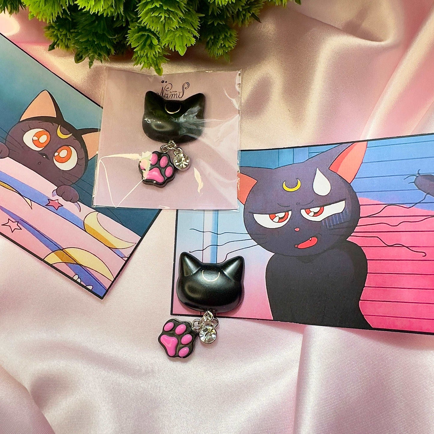 Magnet en forme de tête de chat noire Luna de Sailor Moon avec patte et diamant