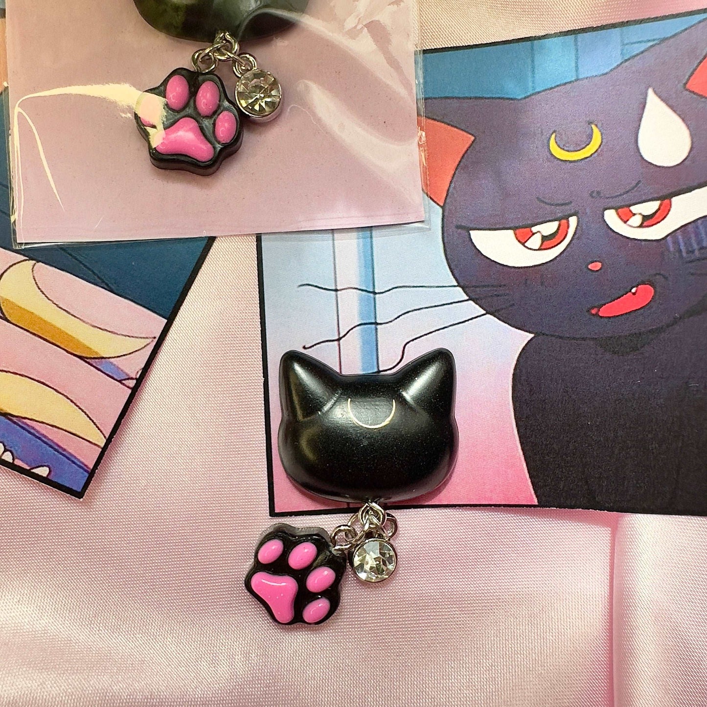 Magnet en forme de tête de chat noire Luna de Sailor Moon avec patte et diamant