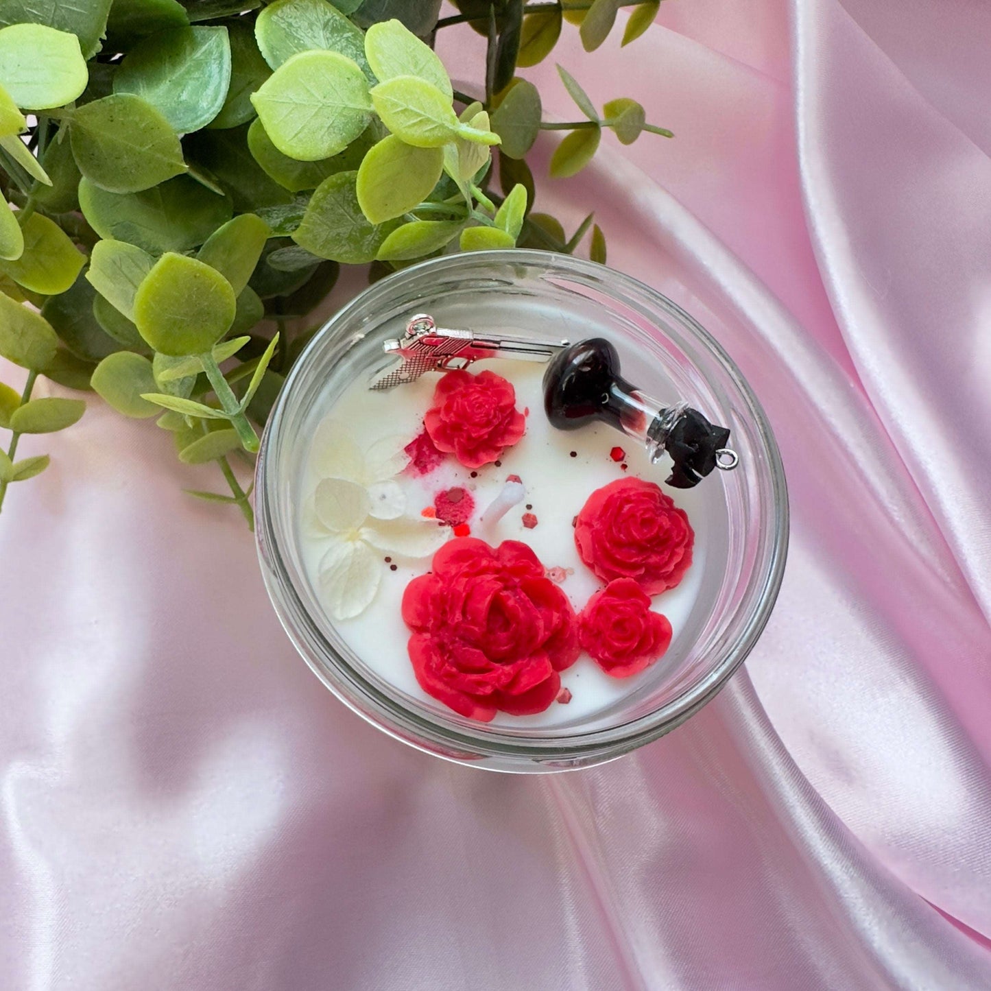 Bougie vampire knight blanche avec des roses rouges en cire, une fiole de sang et le bloody rose de Zero