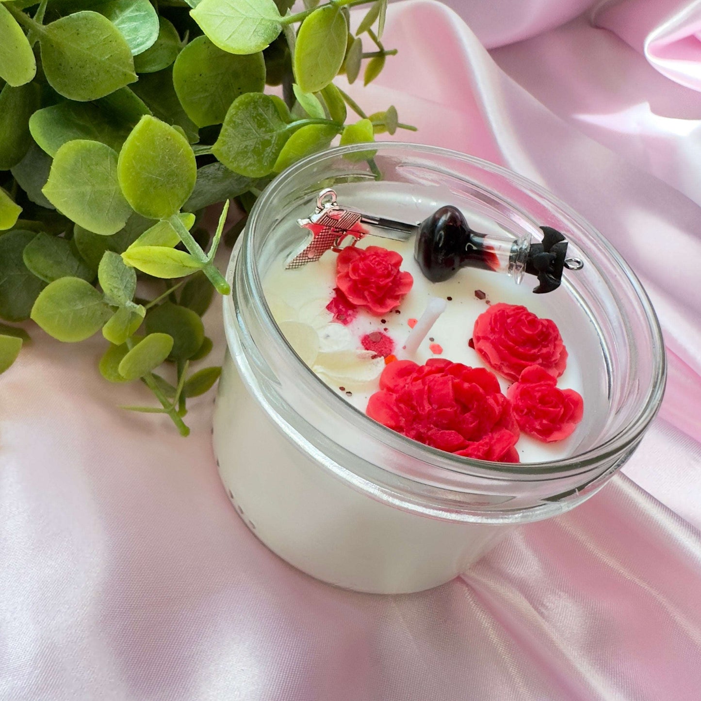 Bougie vampire knight blanche avec des roses rouges en cire, une fiole de sang et le bloody rose de Zero
